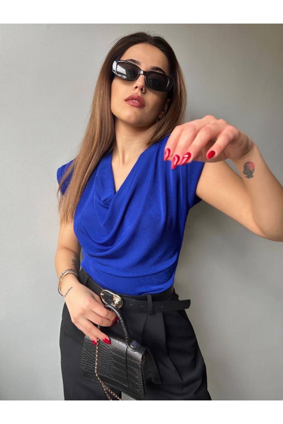 Kadın V Yaka Vatka Detay Kolsuz Dökümlü Bluz