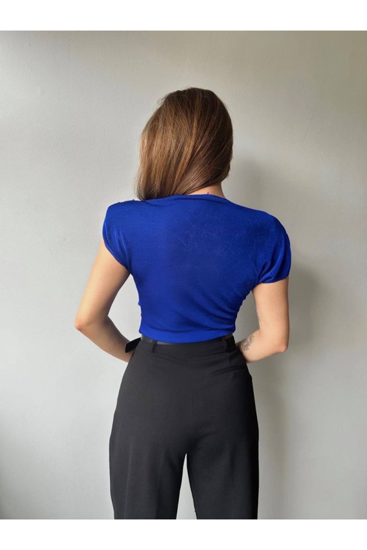 Kadın V Yaka Vatka Detay Kolsuz Dökümlü Bluz