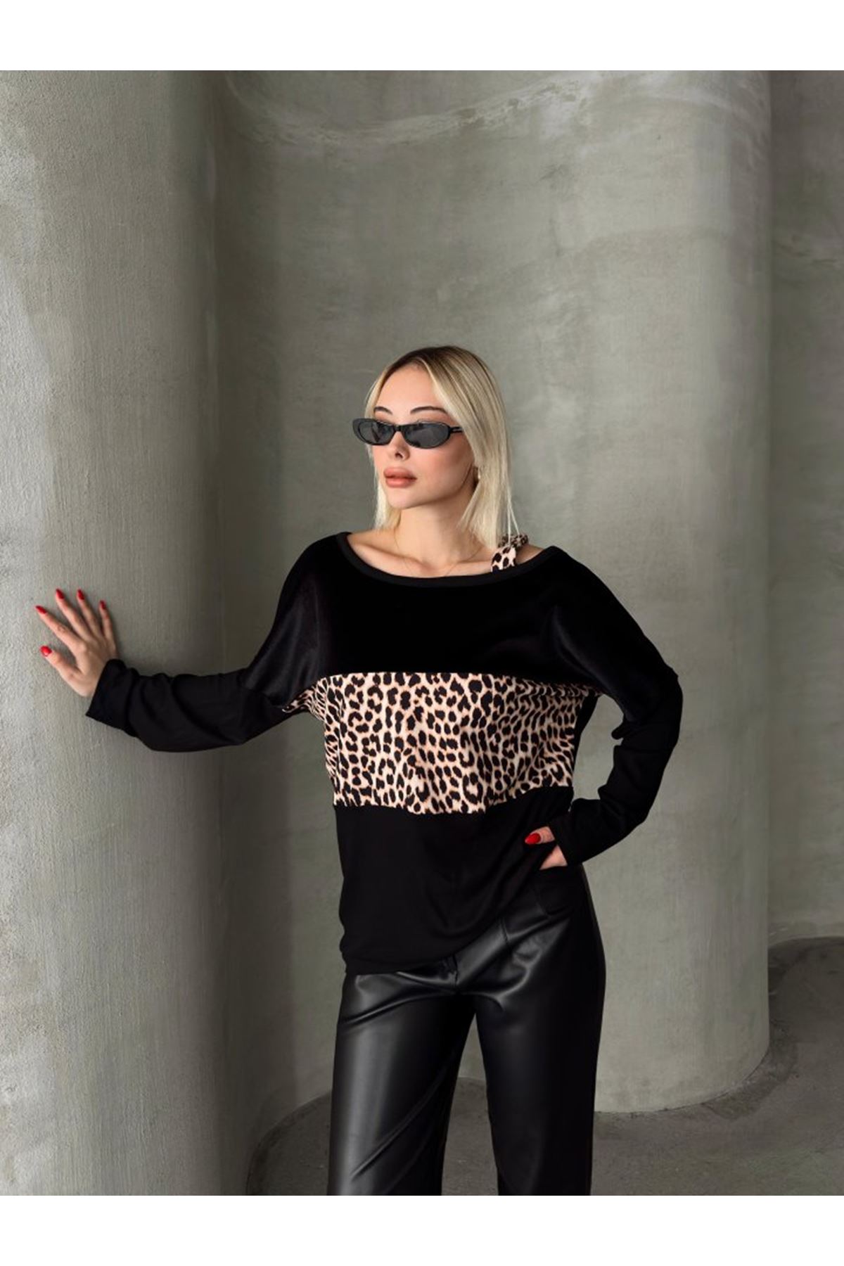 Kadın Kadife Kumaş Leopar Desenli Omuz Detay Uzun Kollu Bluz
