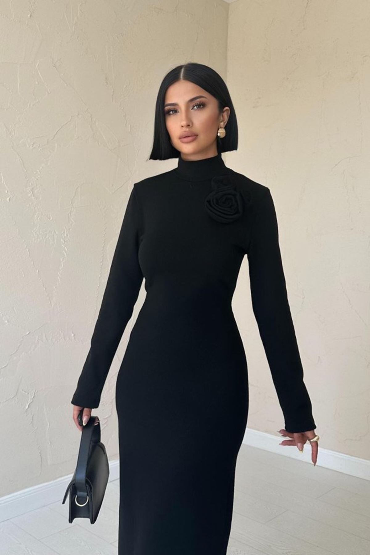 Siyah Omzu Güllü Düz Elbise