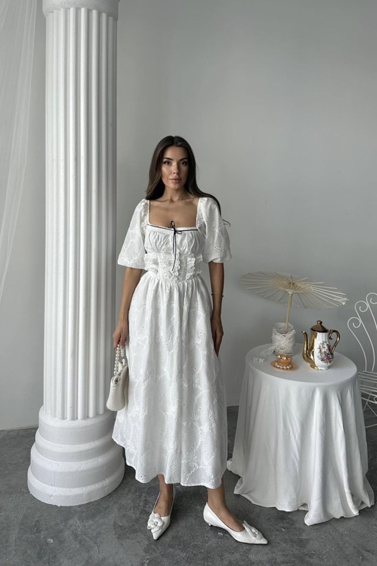 Beyaz Dantel Detaylı Brode Elbise