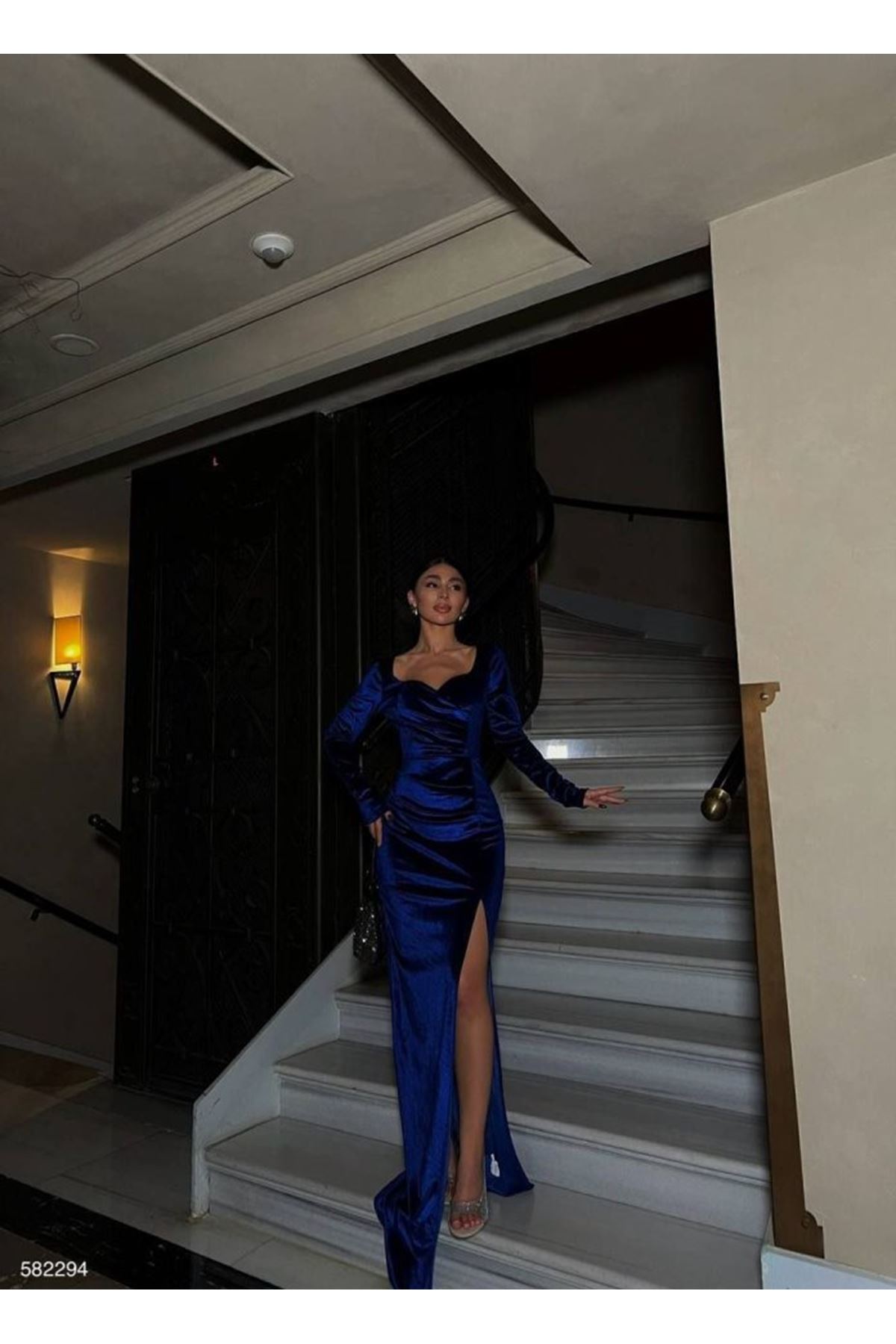 Kadın Kadife Kumaş Kalp Yaka Yırtmaç Detaylı Maxi Boy Elbise