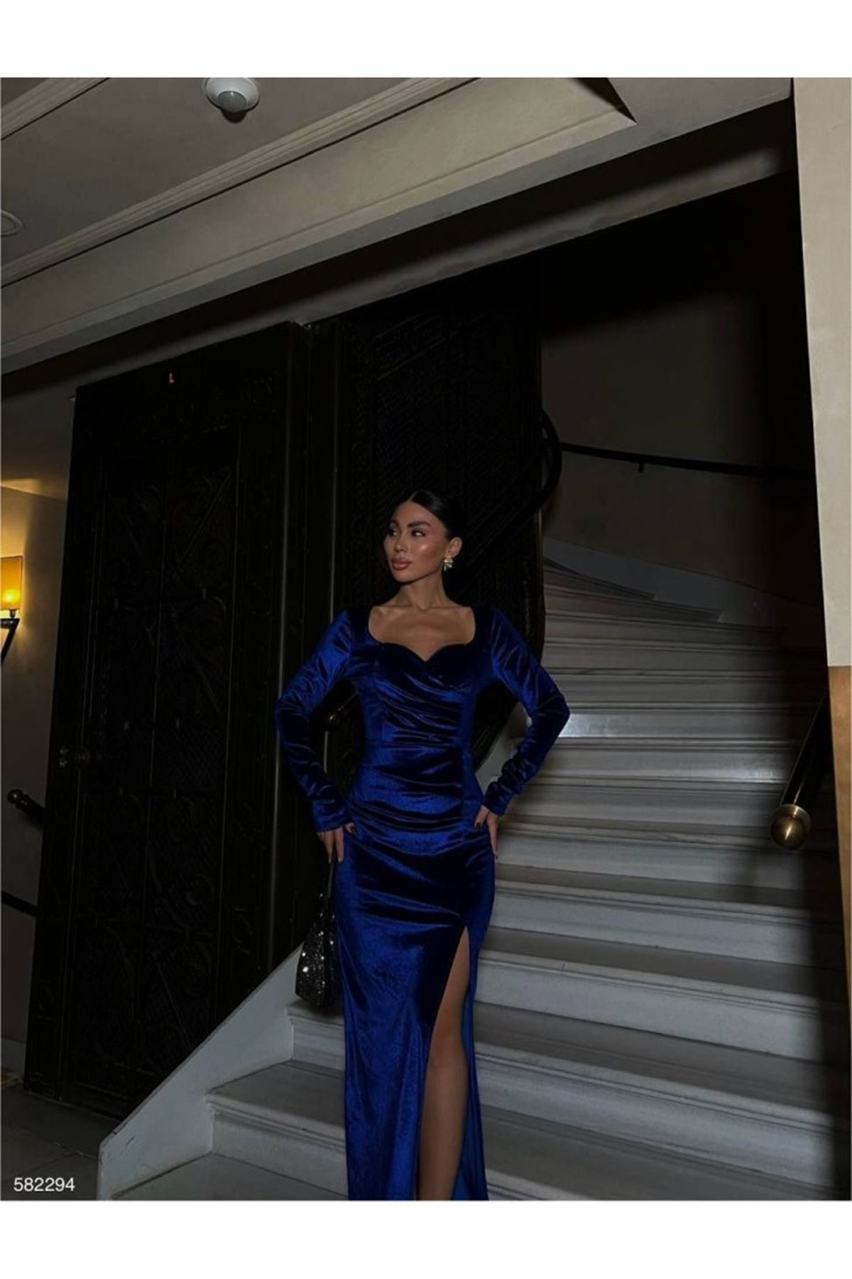 Kadın Kadife Kumaş Kalp Yaka Yırtmaç Detaylı Maxi Boy Elbise