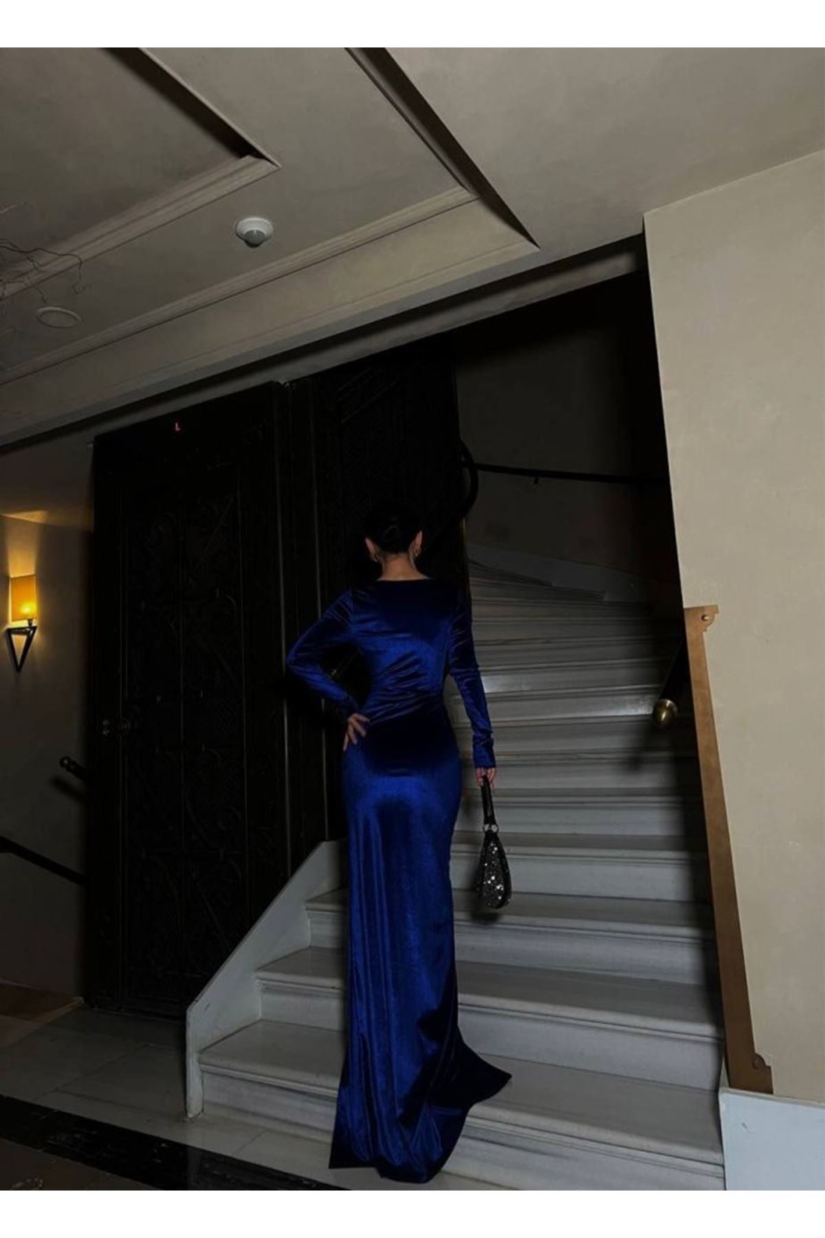 Kadın Kadife Kumaş Kalp Yaka Yırtmaç Detaylı Maxi Boy Elbise