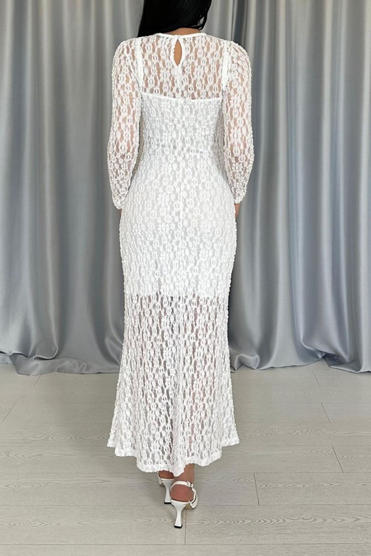 Beyaz Dantelli Uzun Kollu Elbise