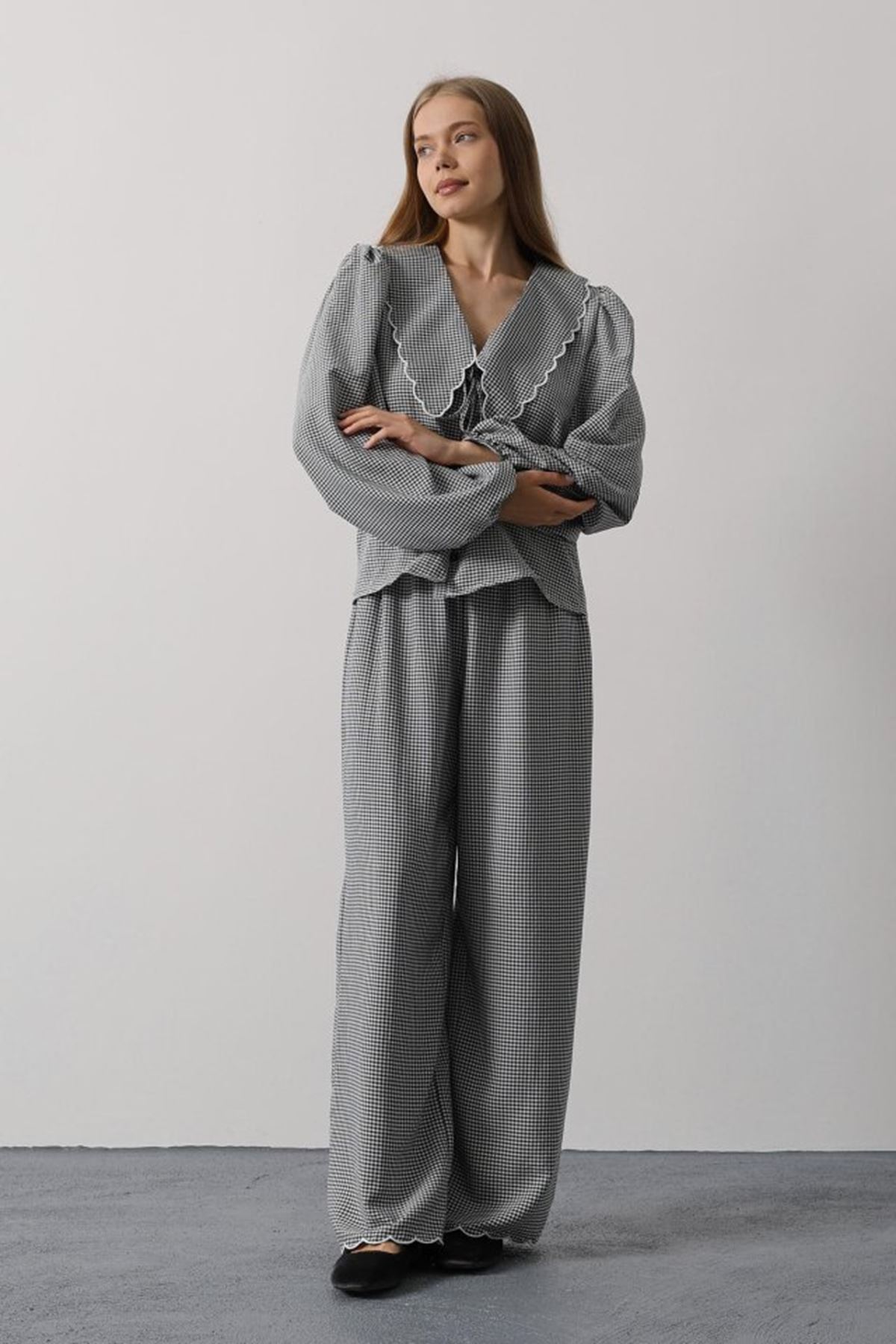 İşlemeli Bebe Yakalı Pantolon Takım - Siyah