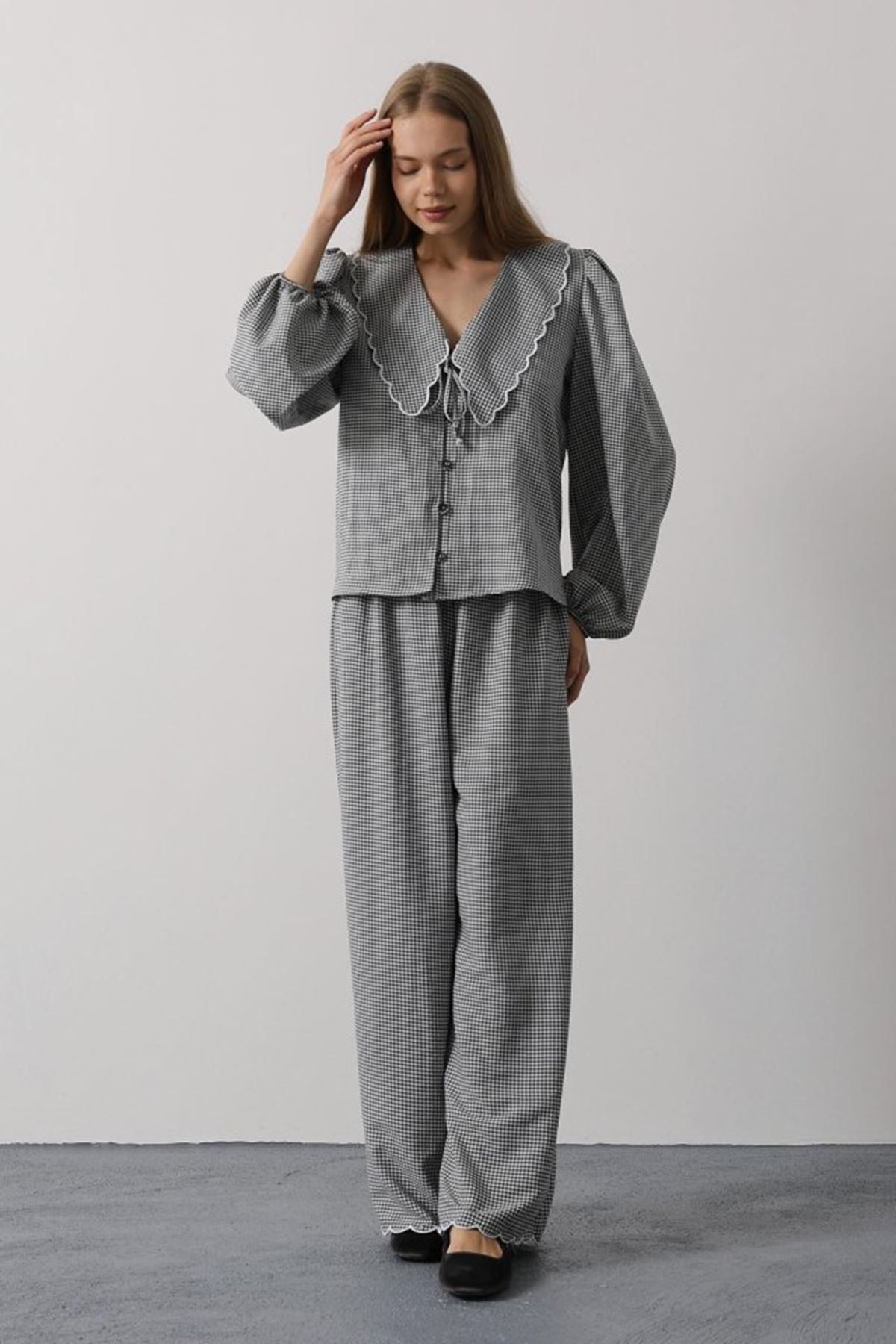 İşlemeli Bebe Yakalı Pantolon Takım - Siyah