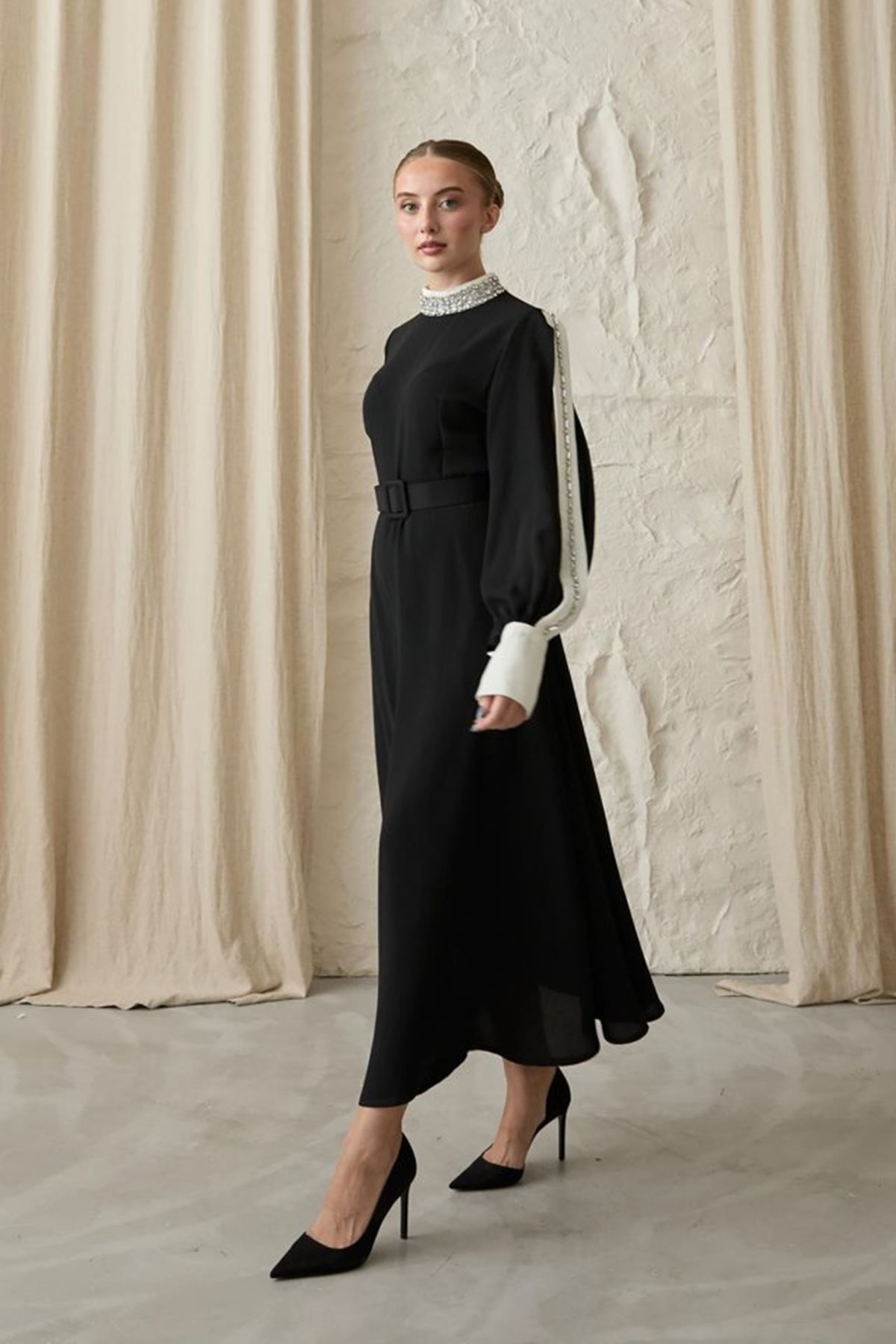 Siyah Yaka Ve Kolları Taşlı Elbise