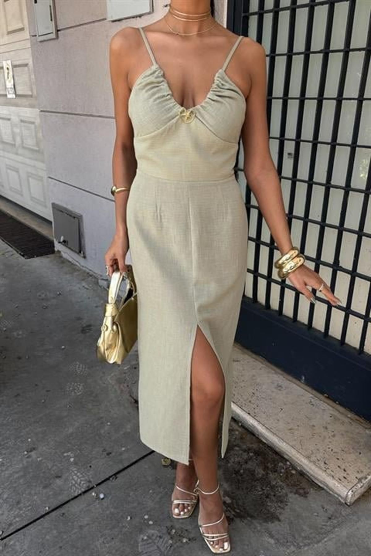 Göğsü Aksesuarlı Önü Yırtmaçlı Elbise 2899