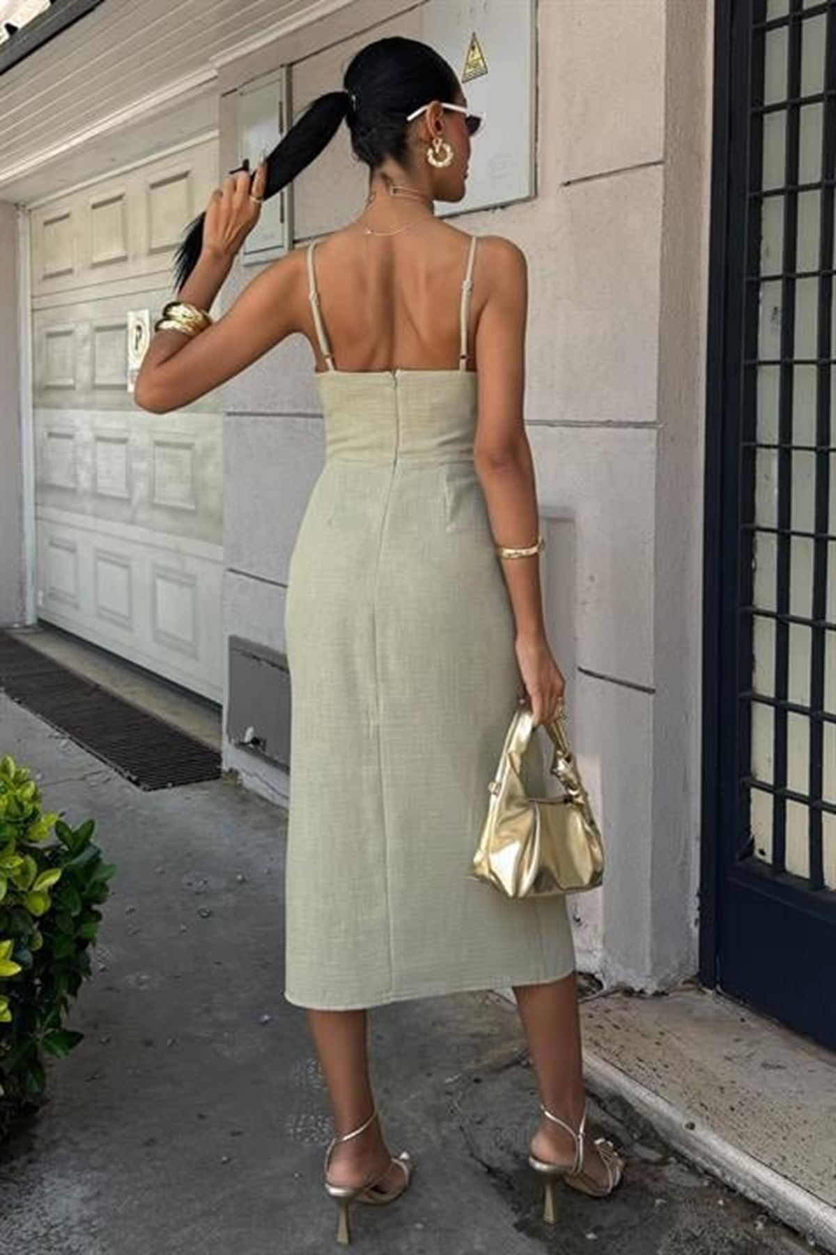 Göğsü Aksesuarlı Önü Yırtmaçlı Elbise 2899