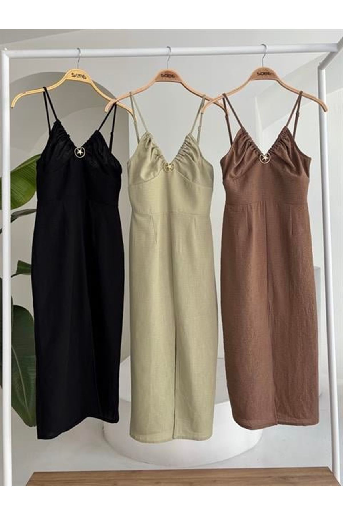 Göğsü Aksesuarlı Önü Yırtmaçlı Elbise 2899