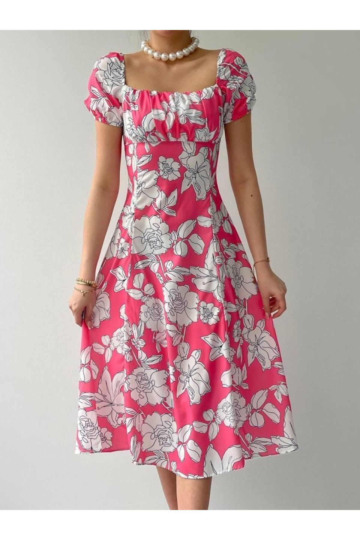 Kare Yaka Çiçekli Elbise