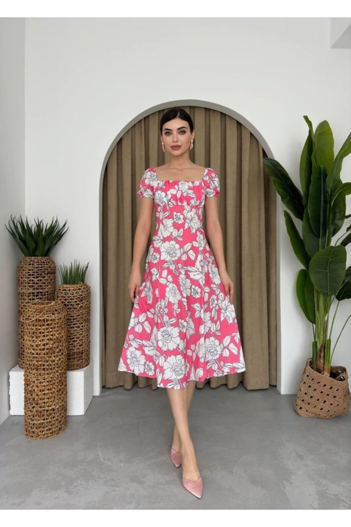 Kare Yaka Çiçekli Elbise