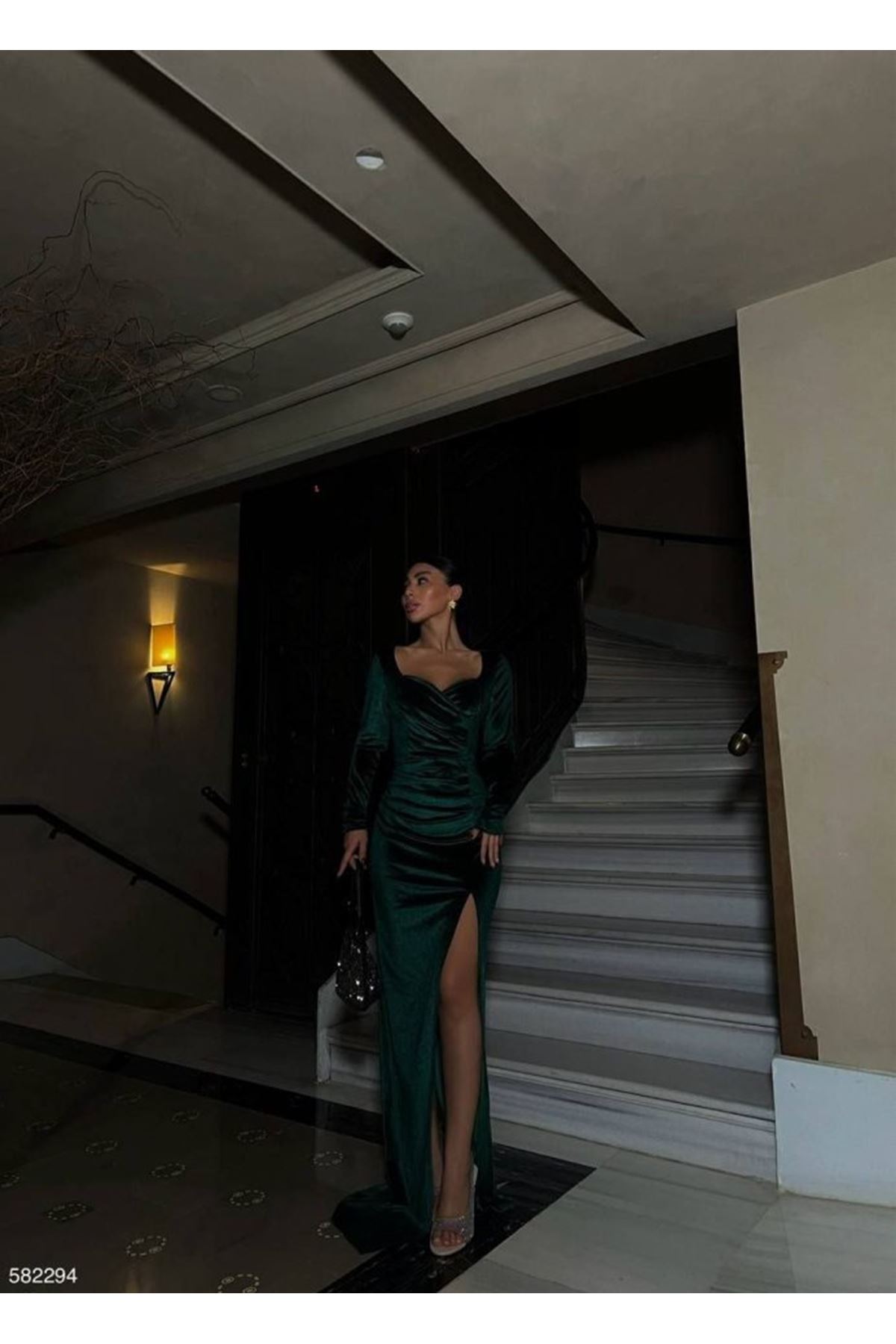 Kadın Kadife Kumaş Kalp Yaka Yırtmaç Detaylı Maxi Boy Elbise