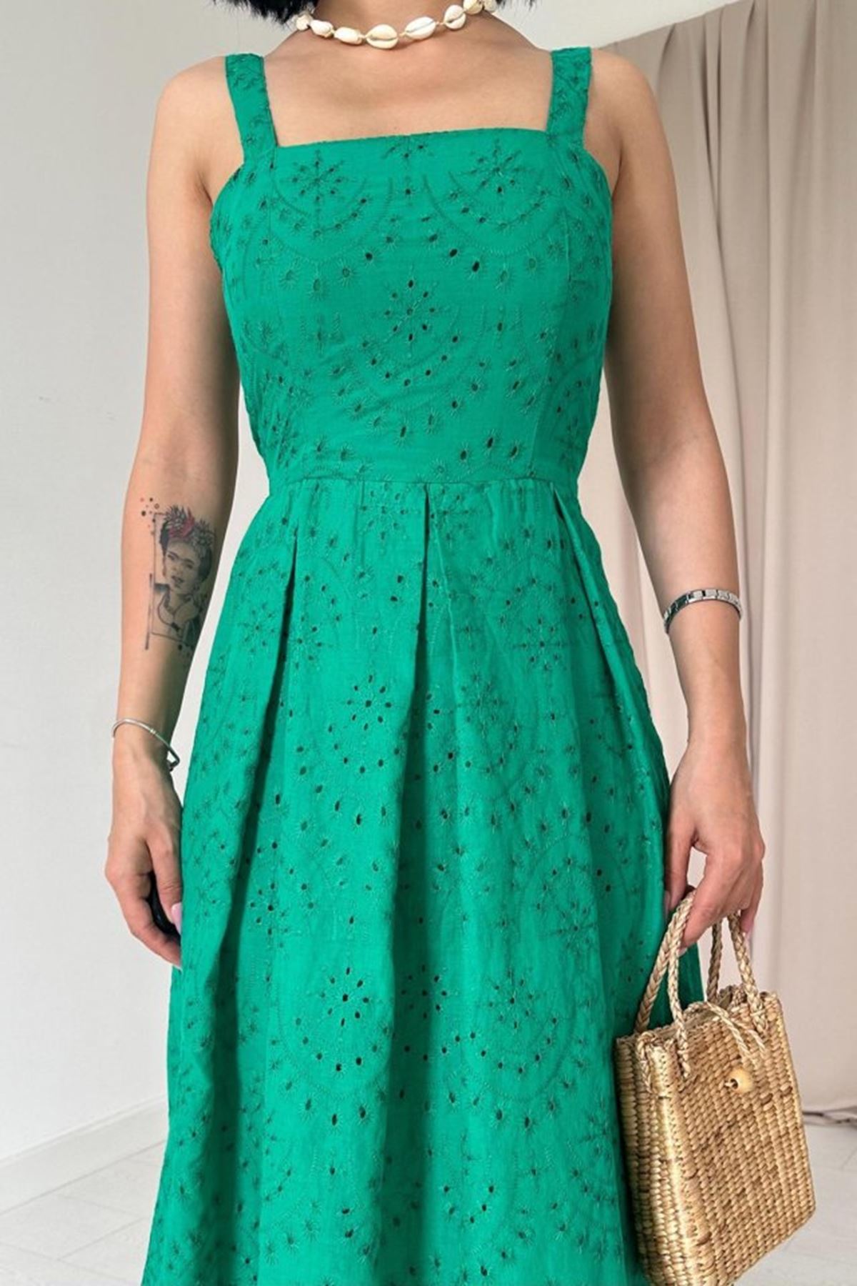Yeşil Askılı Aparatlı Brode Elbise