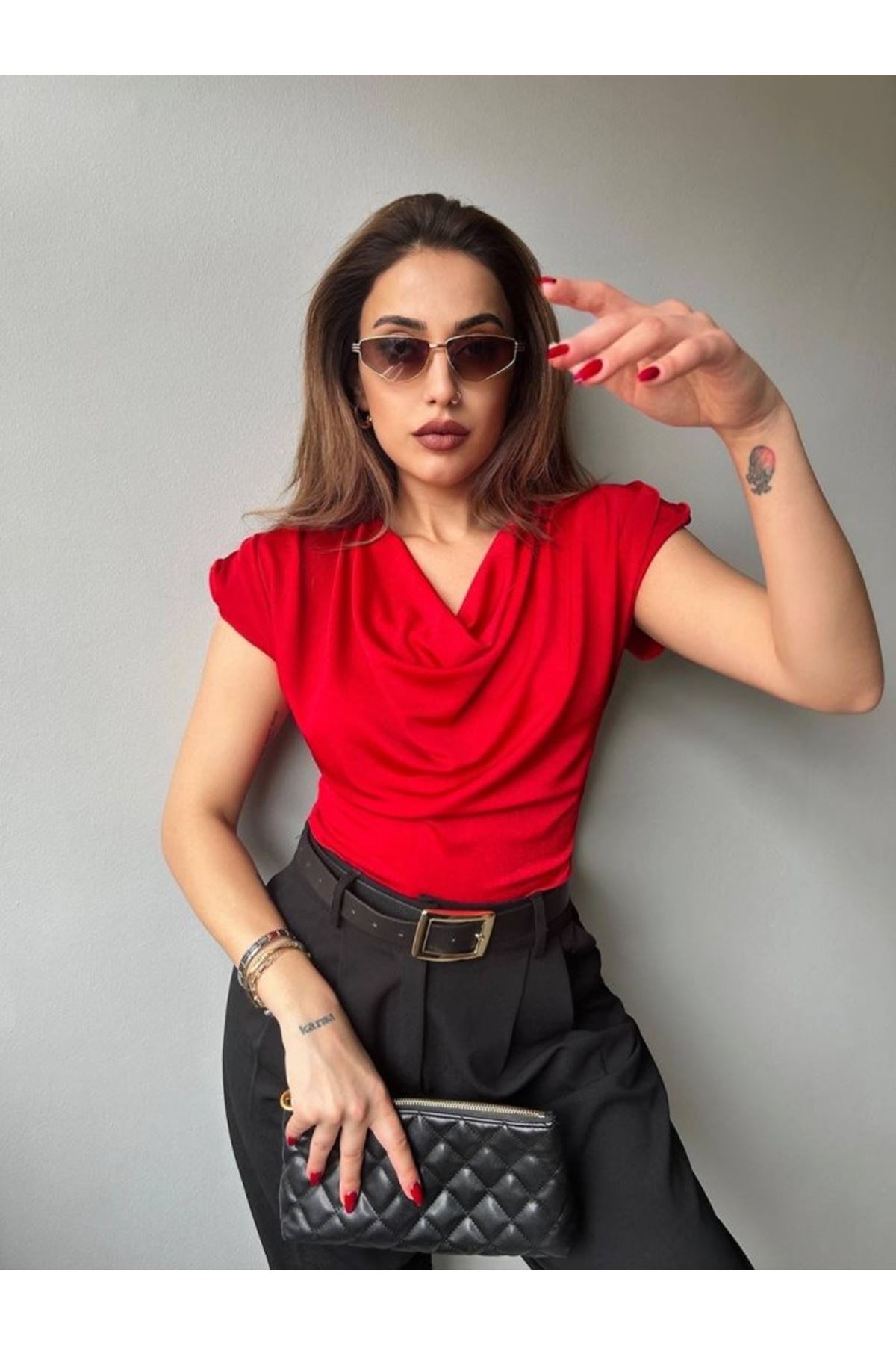 Kadın V Yaka Vatka Detay Kolsuz Dökümlü Bluz