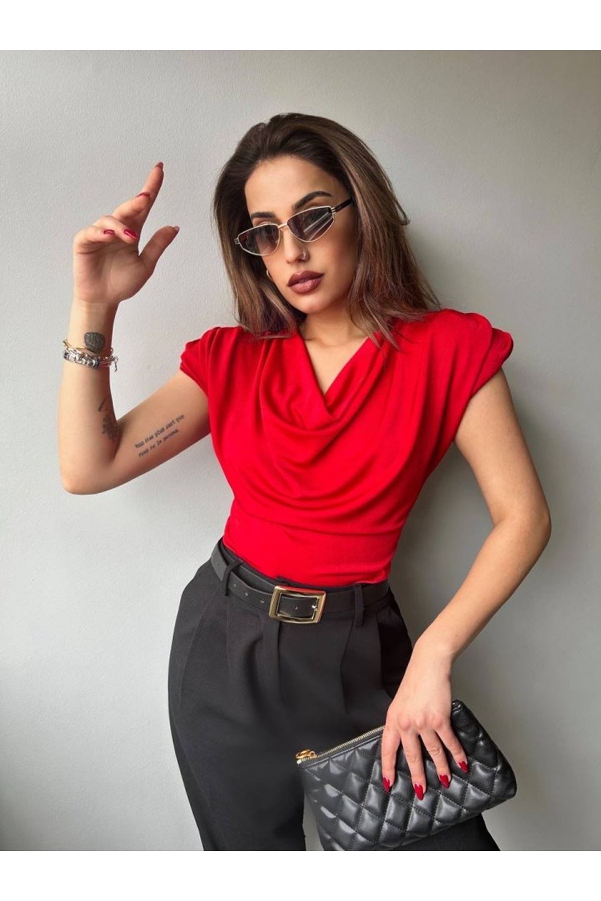 Kadın V Yaka Vatka Detay Kolsuz Dökümlü Bluz