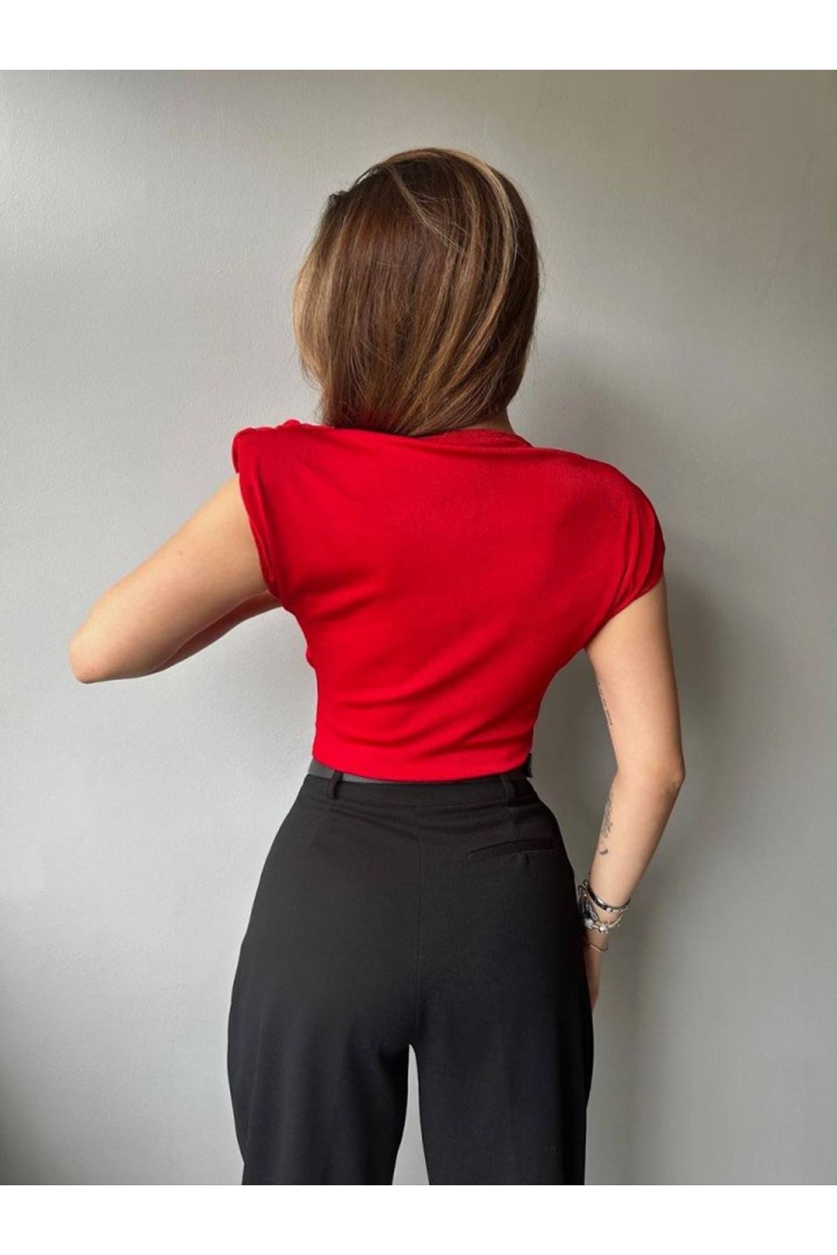 Kadın V Yaka Vatka Detay Kolsuz Dökümlü Bluz