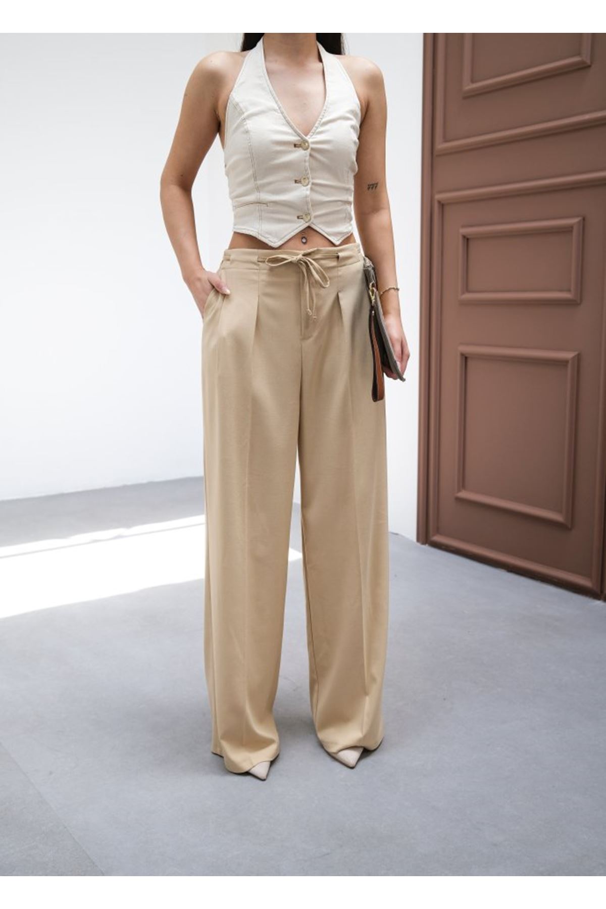 Beli̇ Lasti̇k Ve Bağcikli Geni̇ş Paça Pantolon