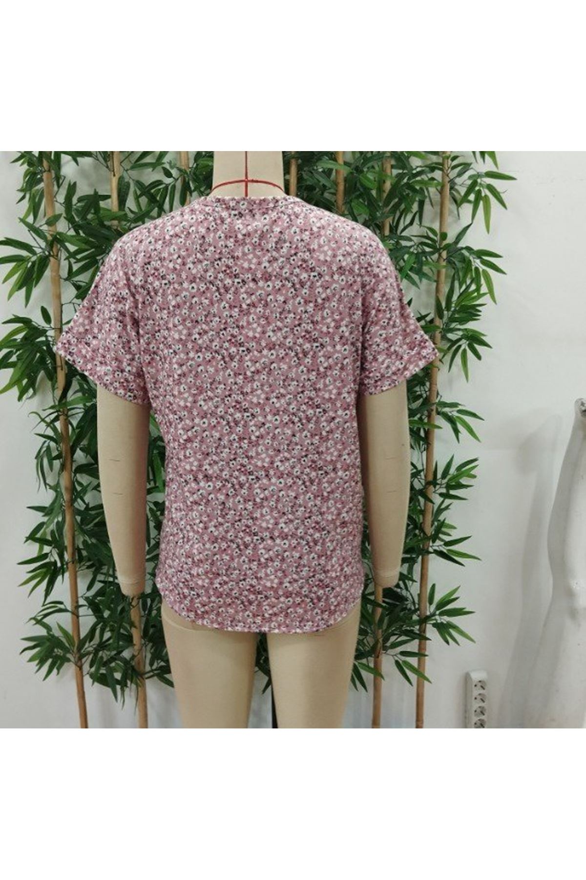 Kadın Kısa Kollu çentikli V Yaka Ve Düğme Detaylı çiçek Desenli Süprem Bluz