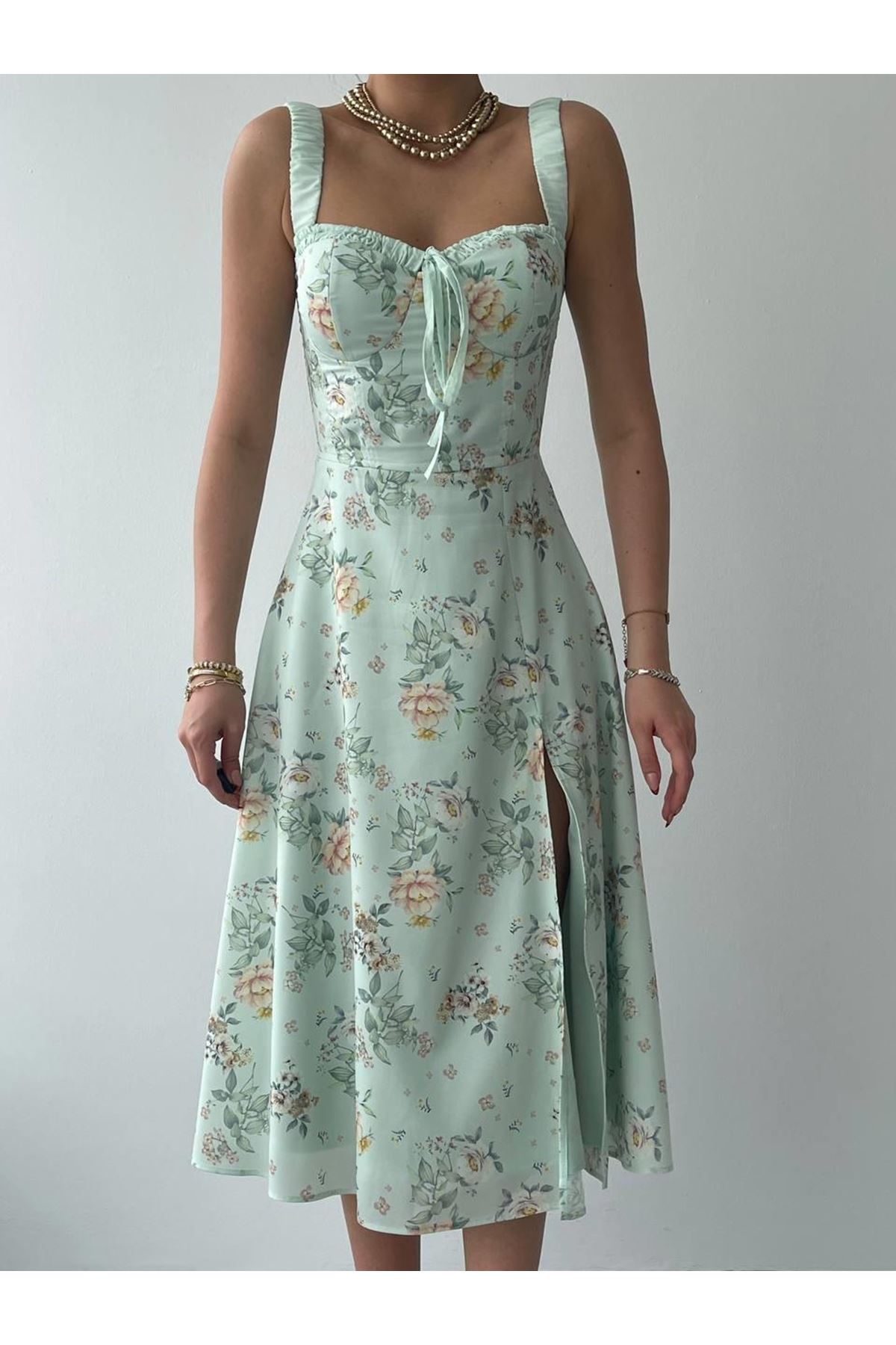 Anjelik Yırtmaç Detaylı Elbise