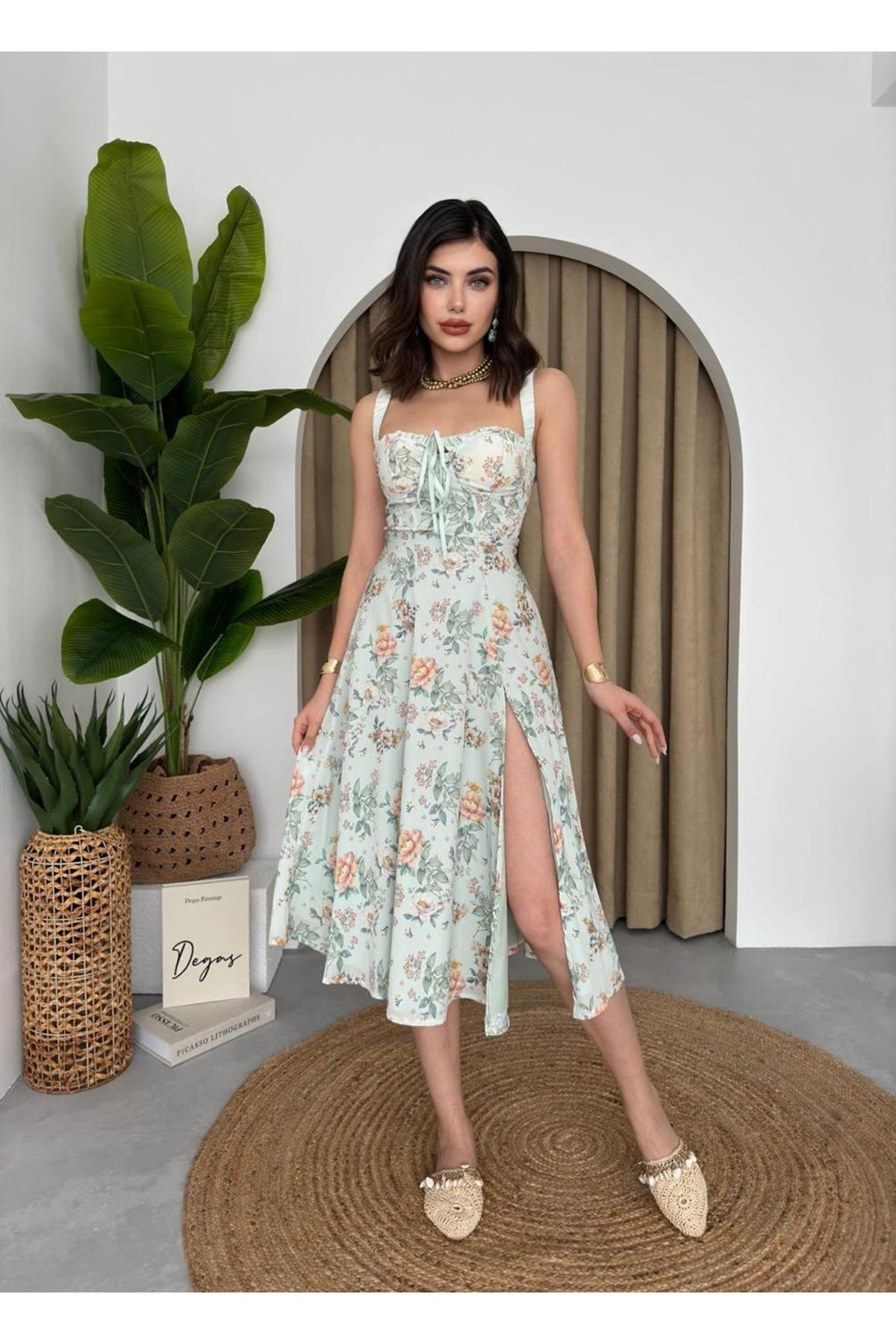 Anjelik Yırtmaç Detaylı Elbise