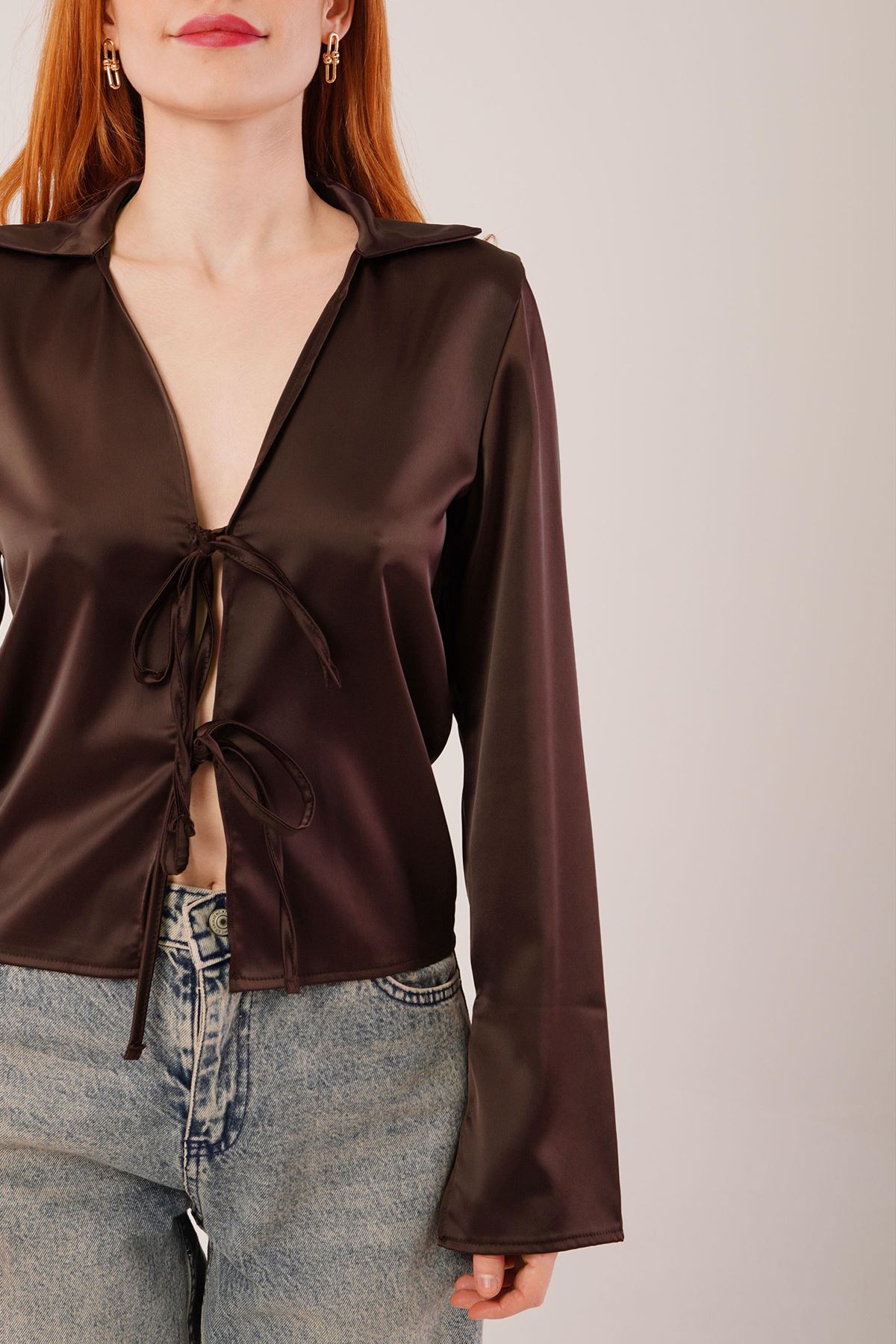 Önden Bağlama Detaylı Saten Kahverengi Bluz