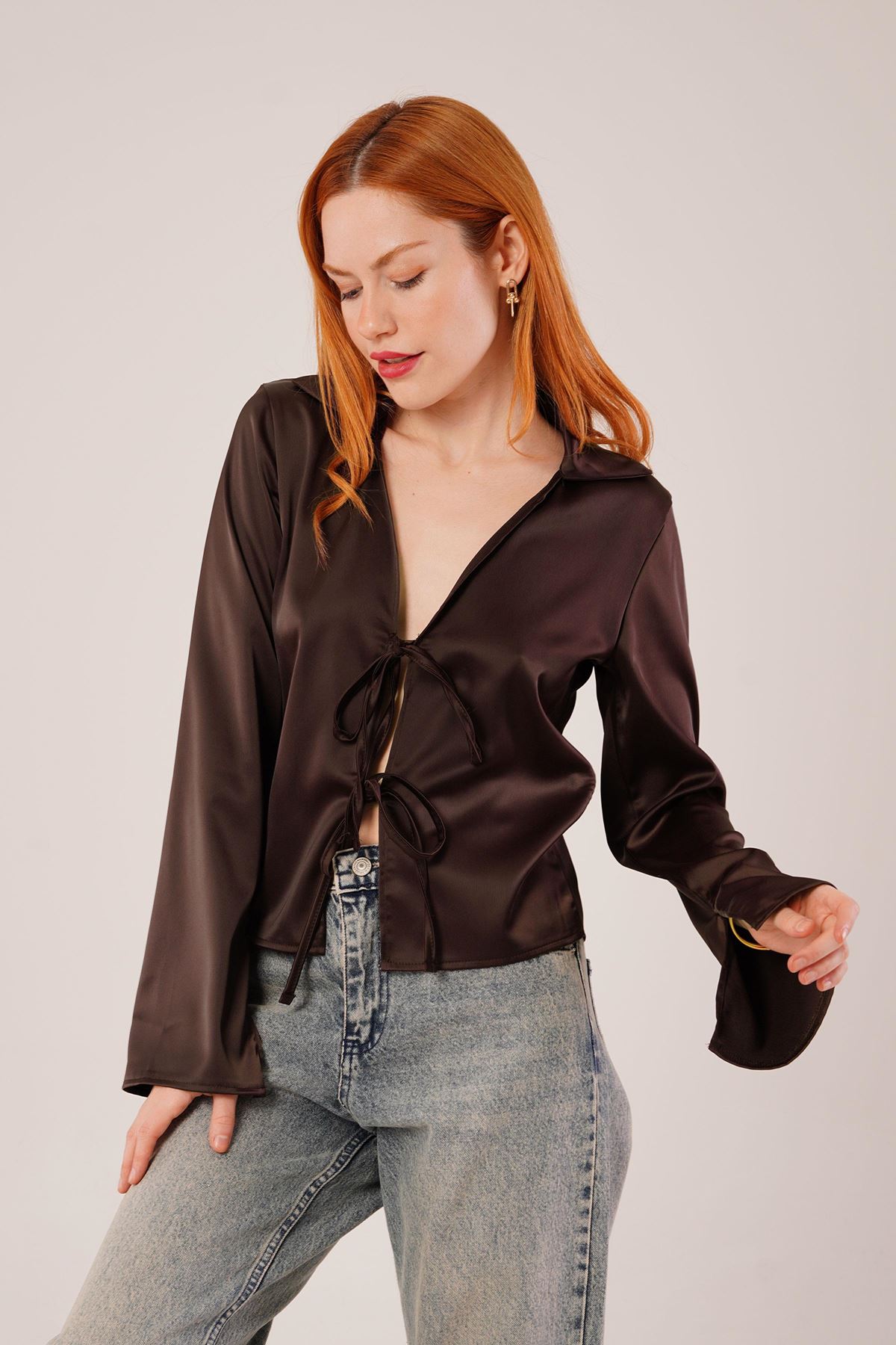 Önden Bağlama Detaylı Saten Kahverengi Bluz