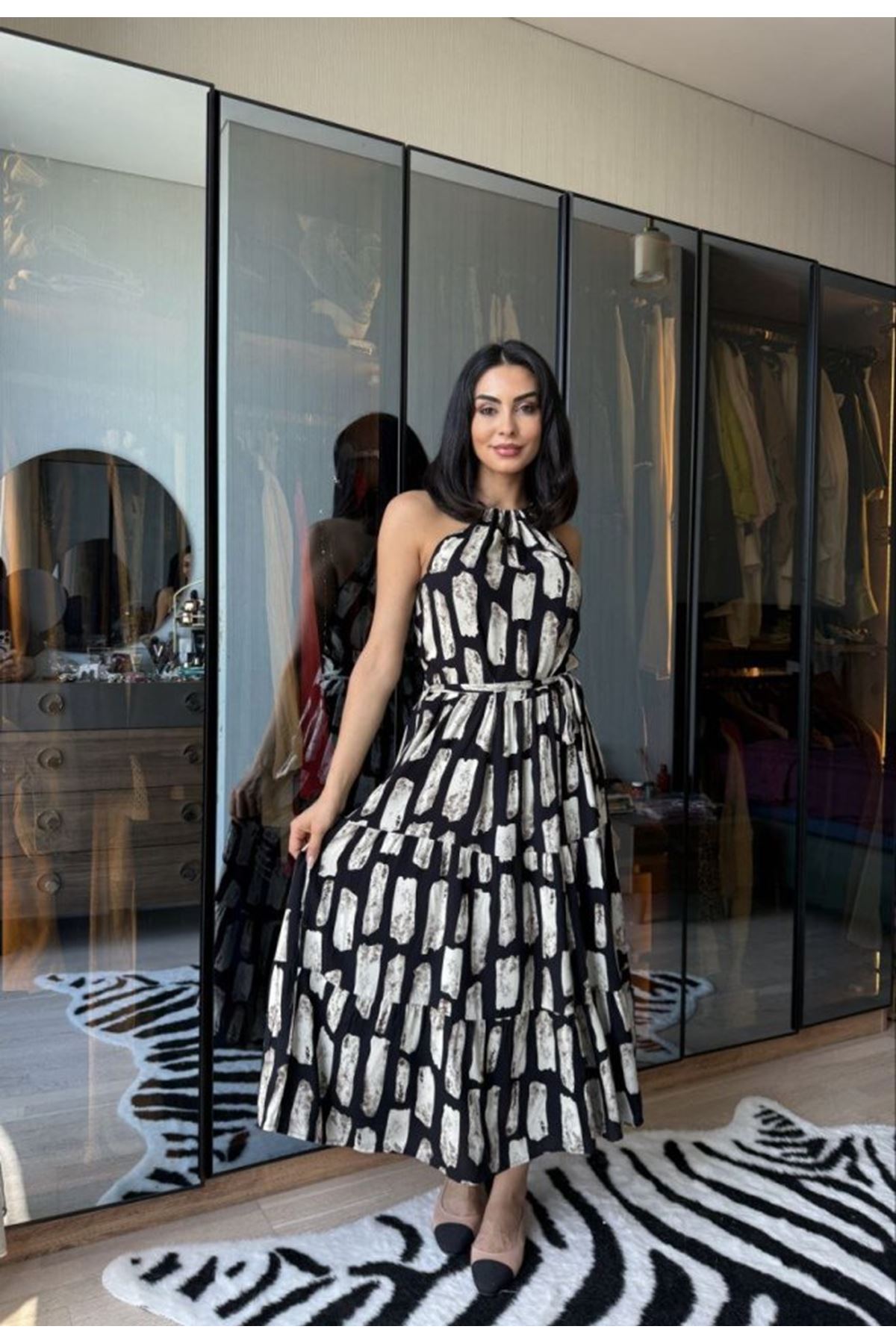 Kadın Viskon Kumaş Ip Askılı Halter Yaka Cepli Midi Boy Elbise