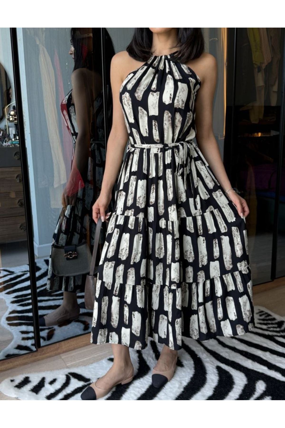 Kadın Viskon Kumaş Ip Askılı Halter Yaka Cepli Midi Boy Elbise