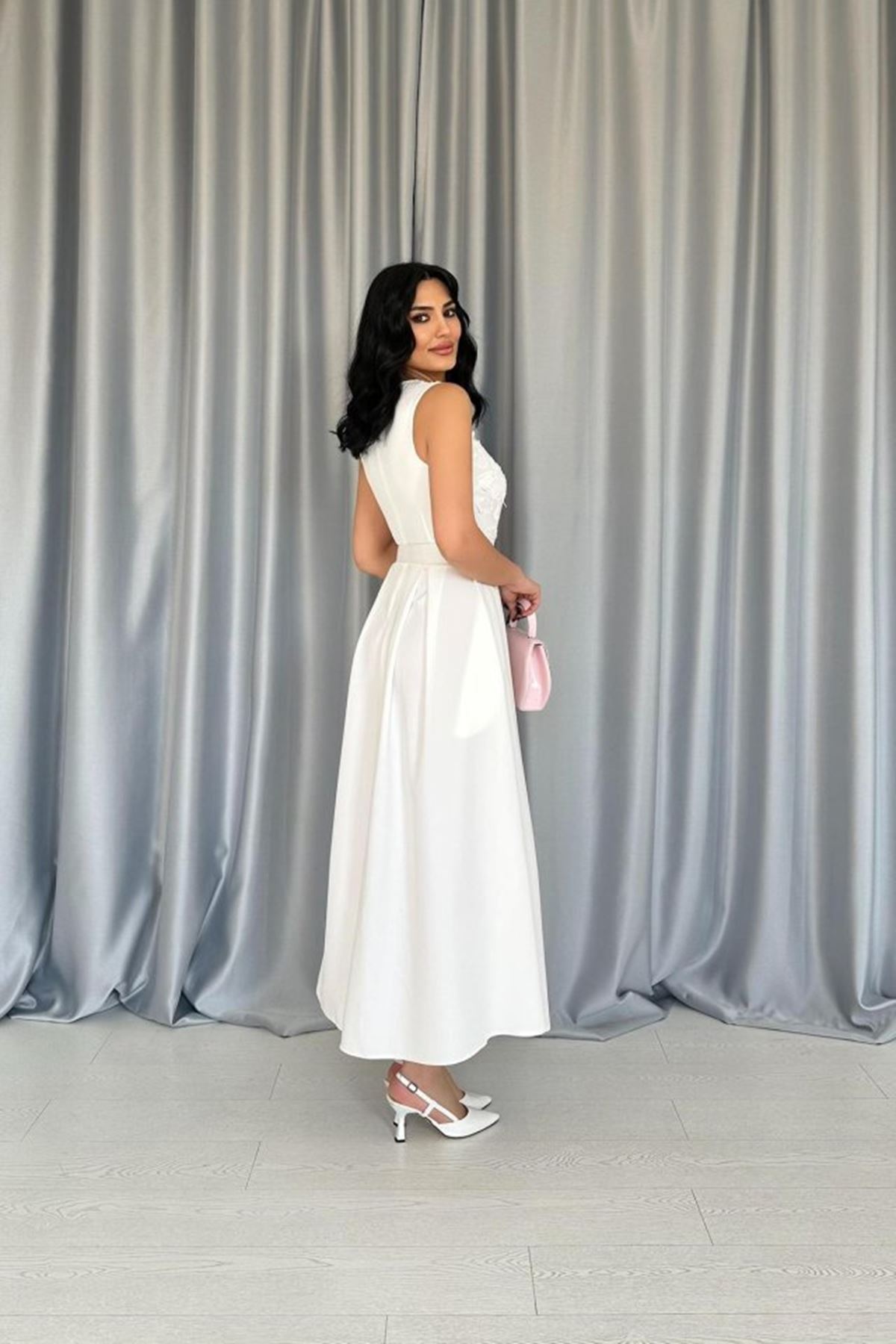 Beyaz Önü Dantel Detaylı Kemerli Elbise