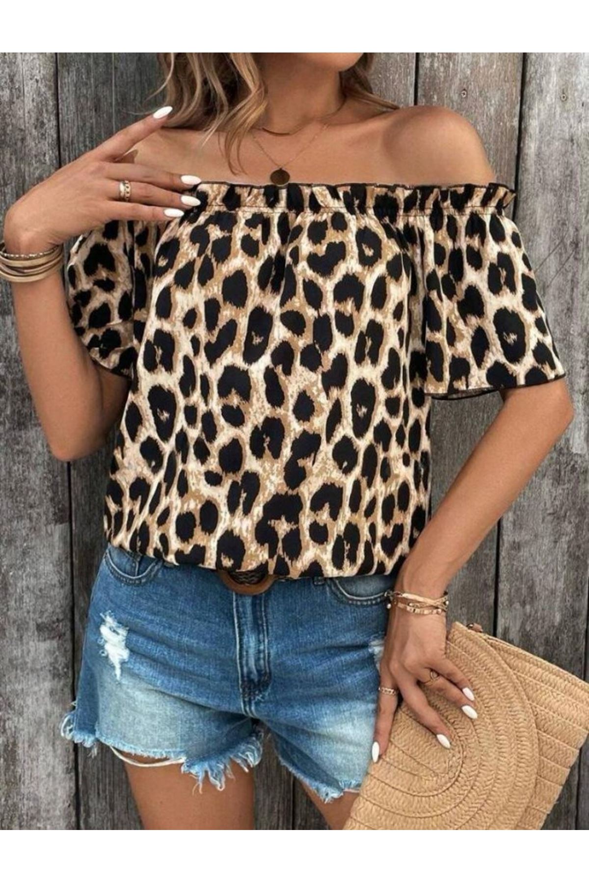 Kadın Madonna Yaka Fırfırlı Leopar Desenli Mikro Kumaş Bluz