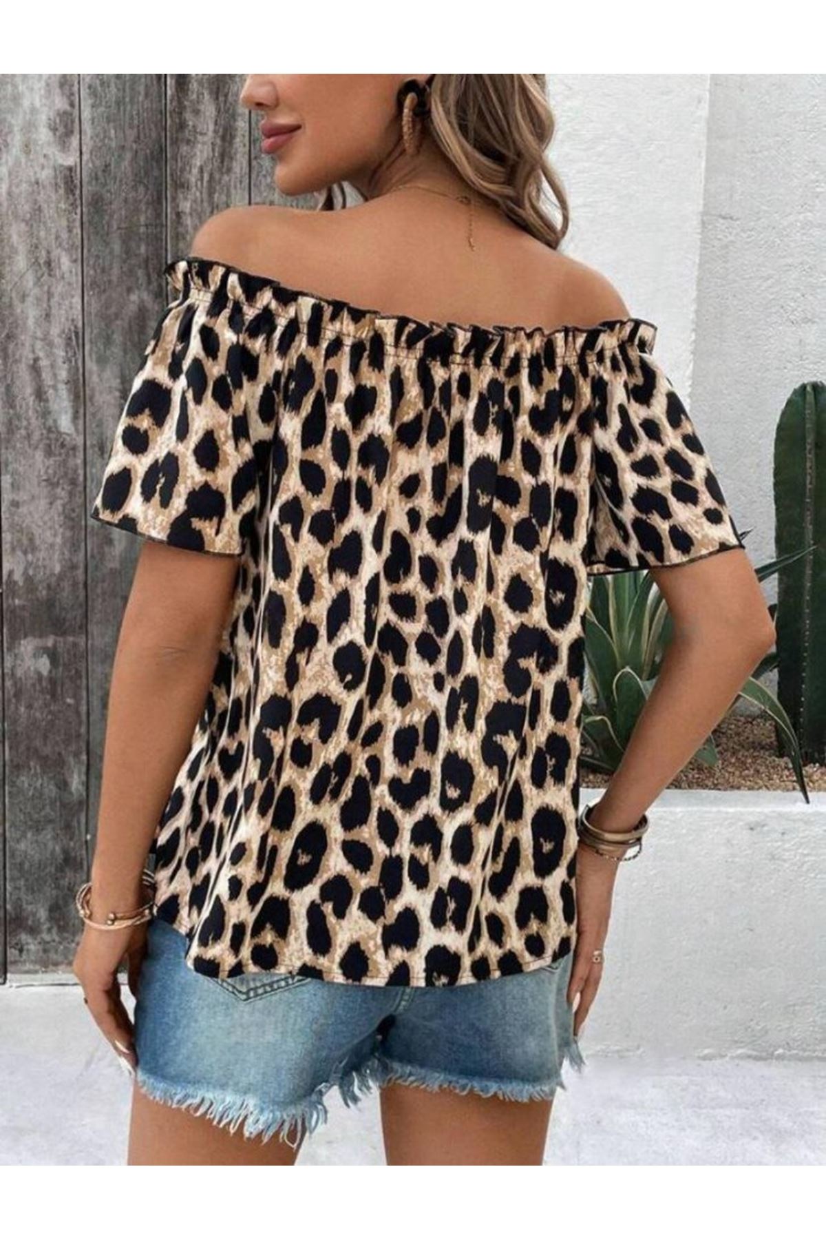 Kadın Madonna Yaka Fırfırlı Leopar Desenli Mikro Kumaş Bluz