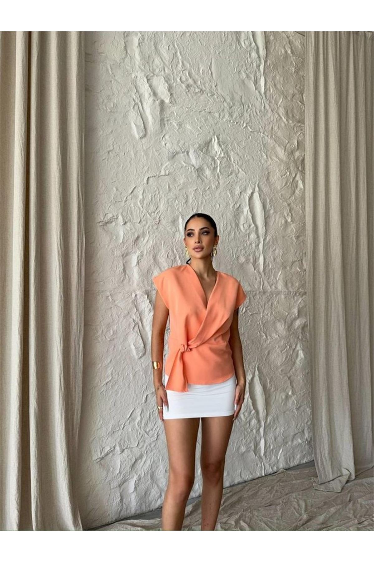 YANDAN BAĞLAMA DETAYLI KOLSUZ BLUZ - Somon