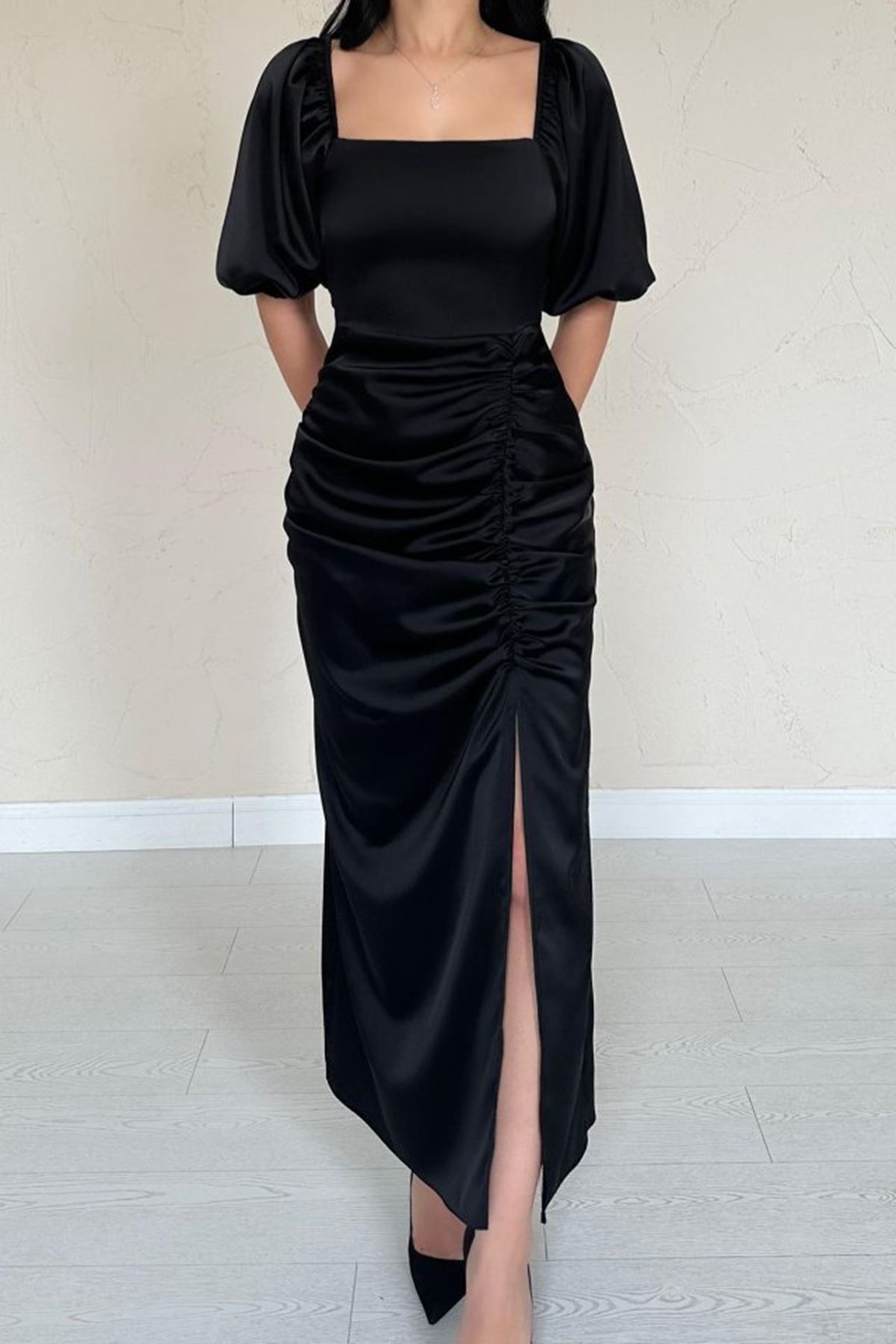 Siyah Büzgülü Saten Elbise