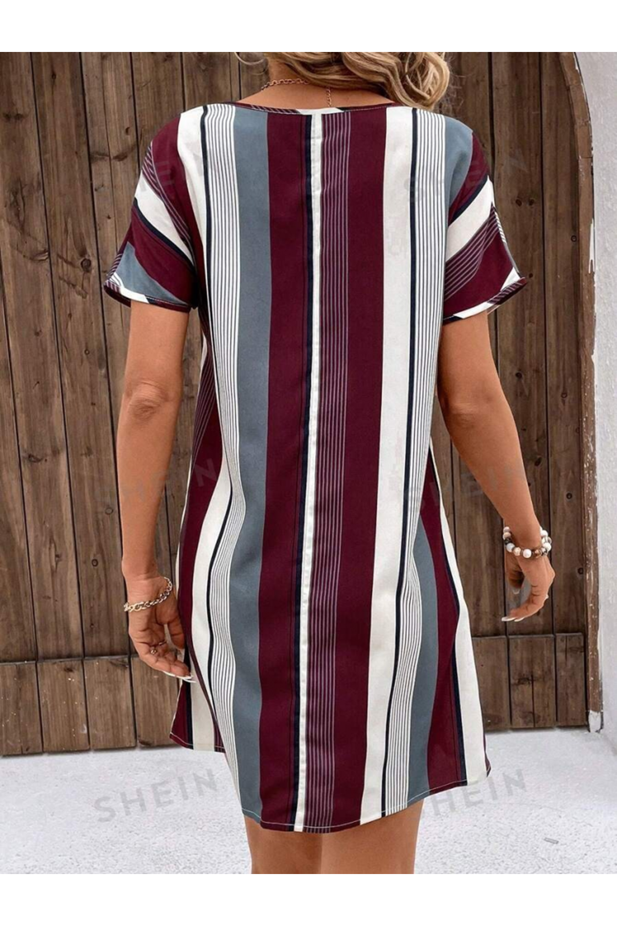 Kadın Kısa Kollu V Yakalı çizgi Baskılı Süprem Elbise