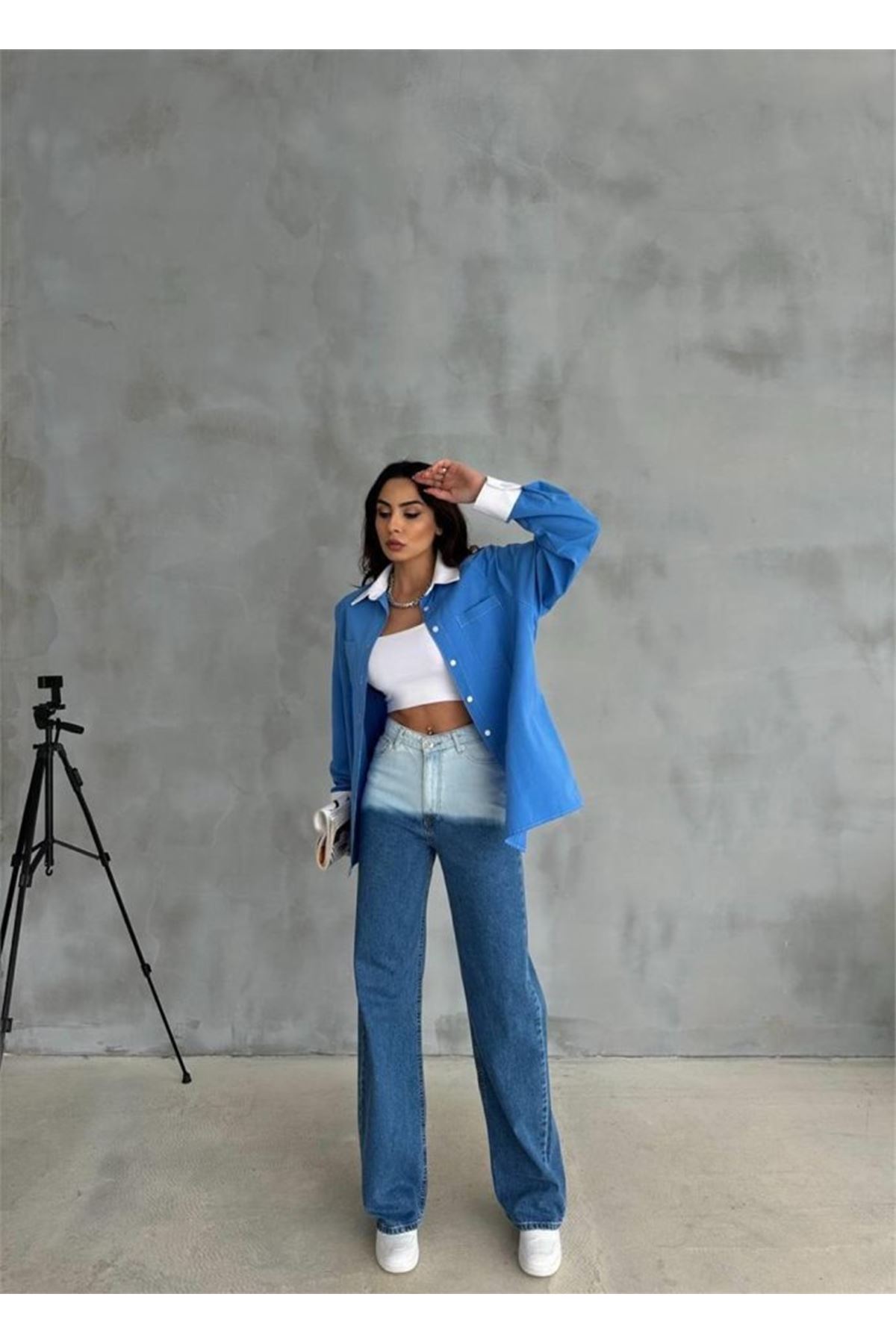 KOL VE MANŞET BEYAZ KAPALI PİLE DETAYLI GÖMLEK - Mavi