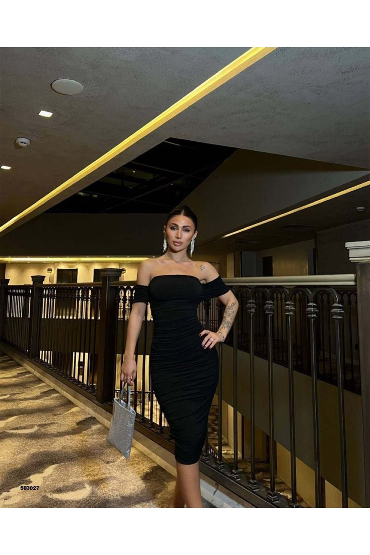 Kadın Madonna Yaka Sandy Kumaş Büzgü Detay Midi Boy Elbise