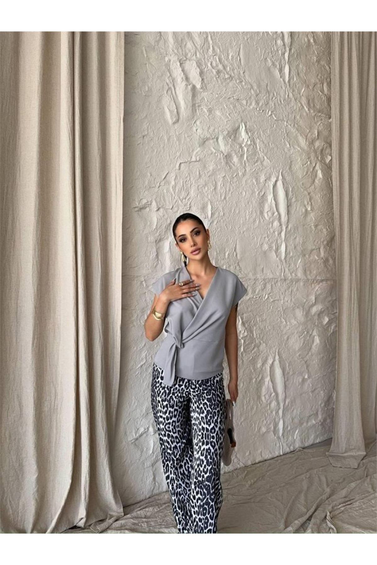 YANDAN BAĞLAMA DETAYLI KOLSUZ BLUZ - Gri