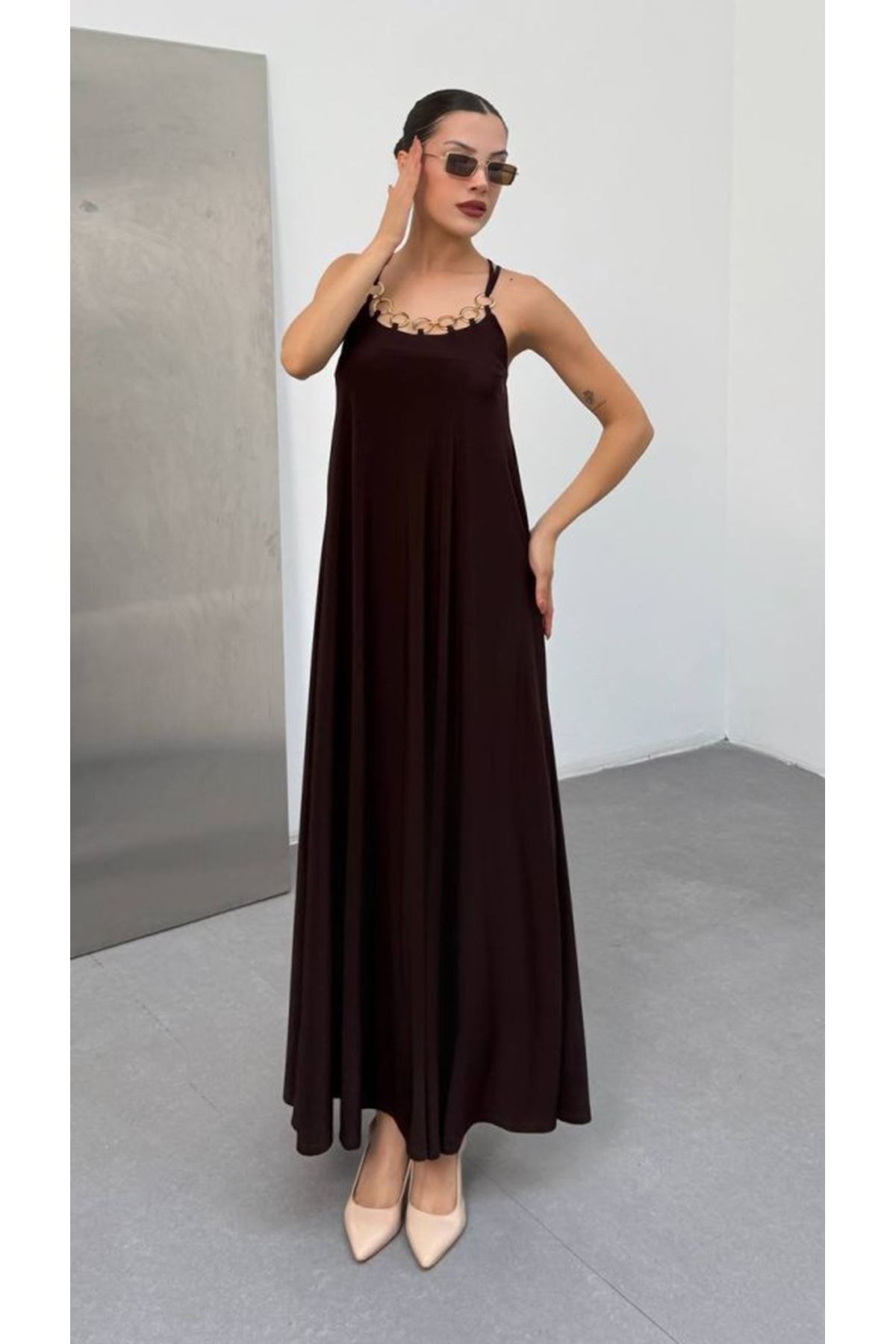 Kadın Omuz Askılı Kuş Gözü Zincir Detay Sandy Kumaş Maxi Boy Elbise