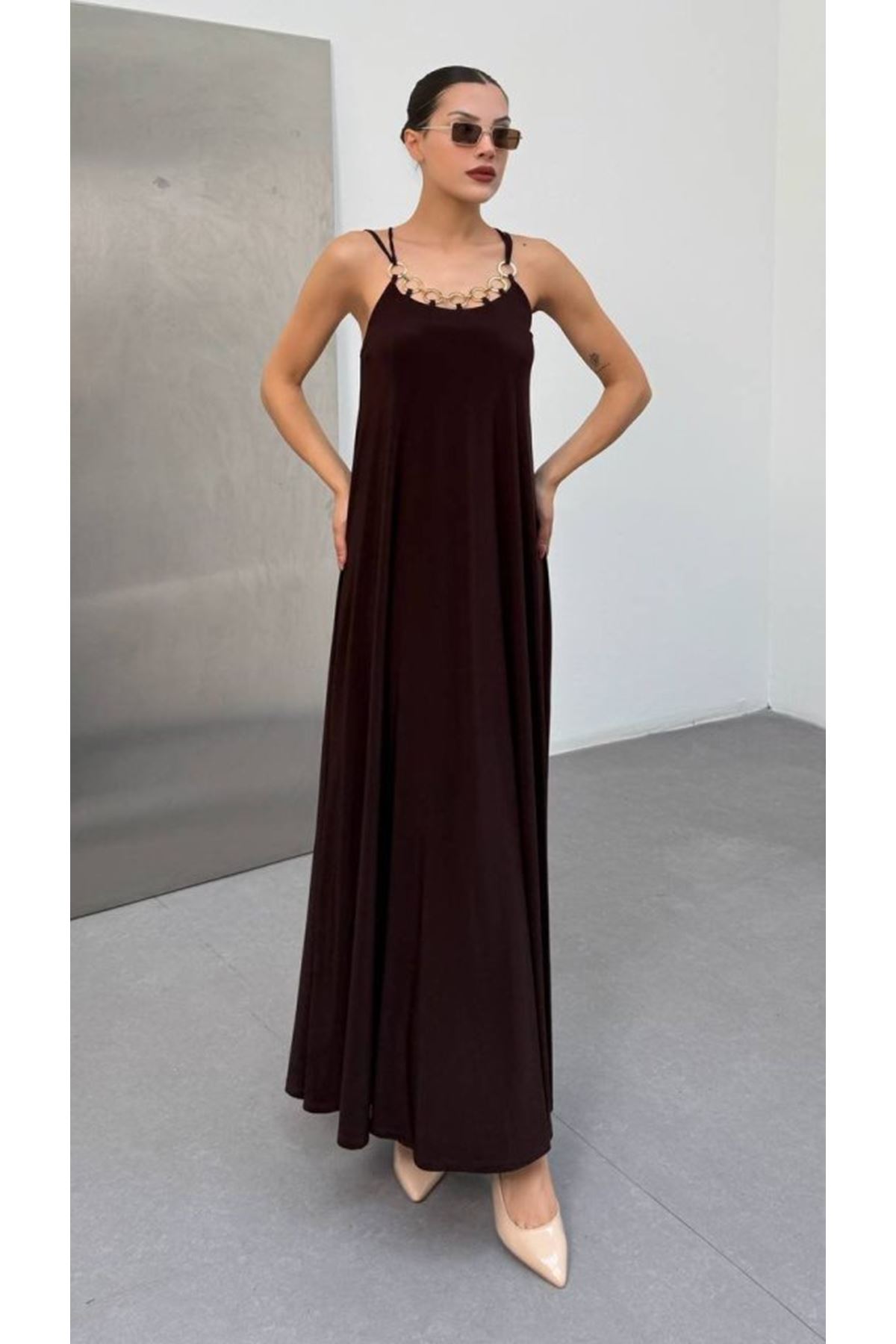 Kadın Omuz Askılı Kuş Gözü Zincir Detay Sandy Kumaş Maxi Boy Elbise
