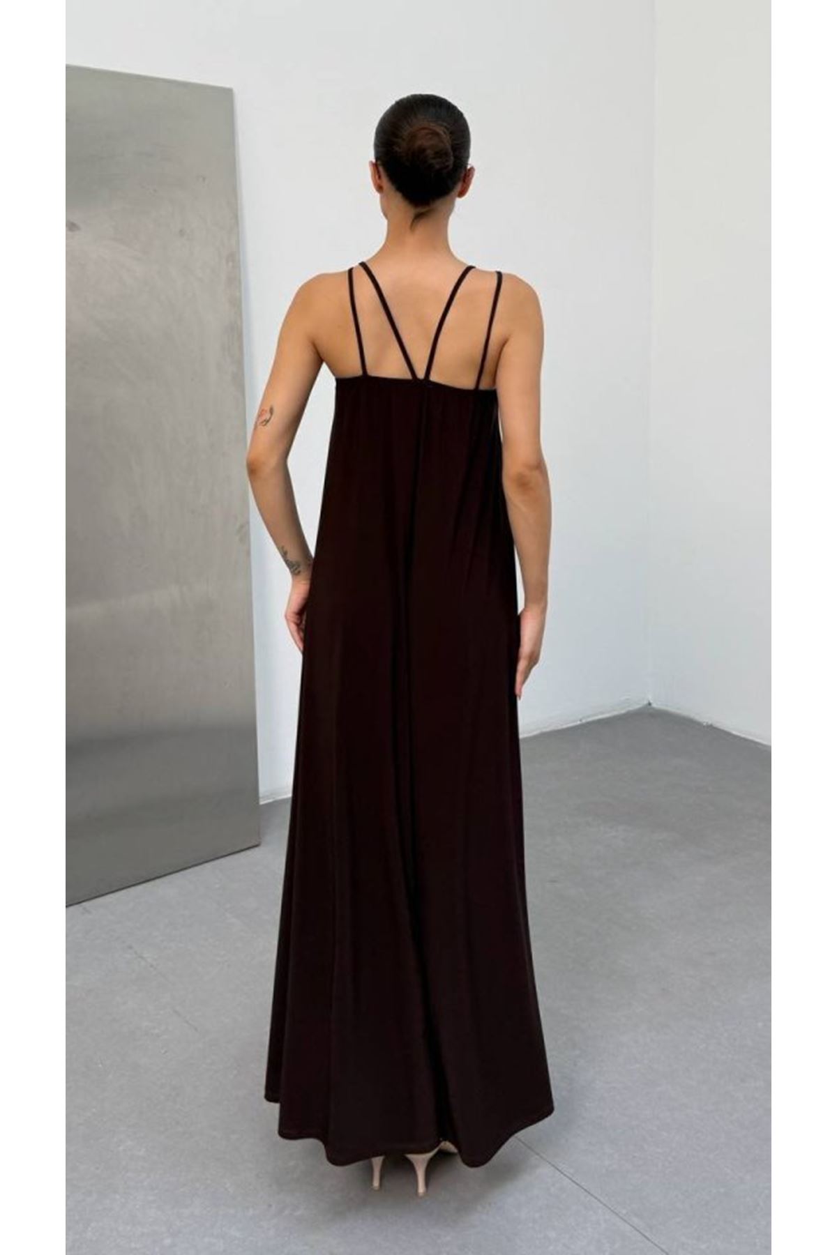 Kadın Omuz Askılı Kuş Gözü Zincir Detay Sandy Kumaş Maxi Boy Elbise