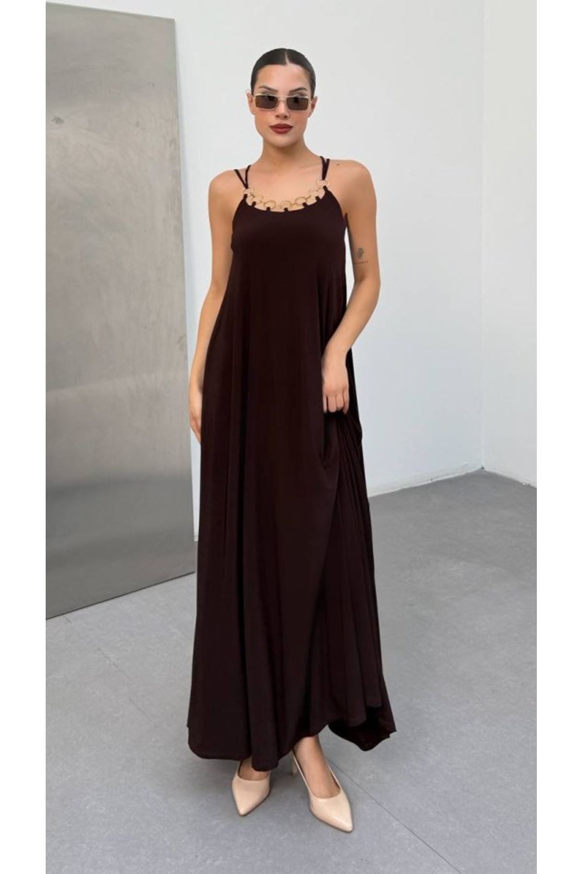 Kadın Omuz Askılı Kuş Gözü Zincir Detay Sandy Kumaş Maxi Boy Elbise