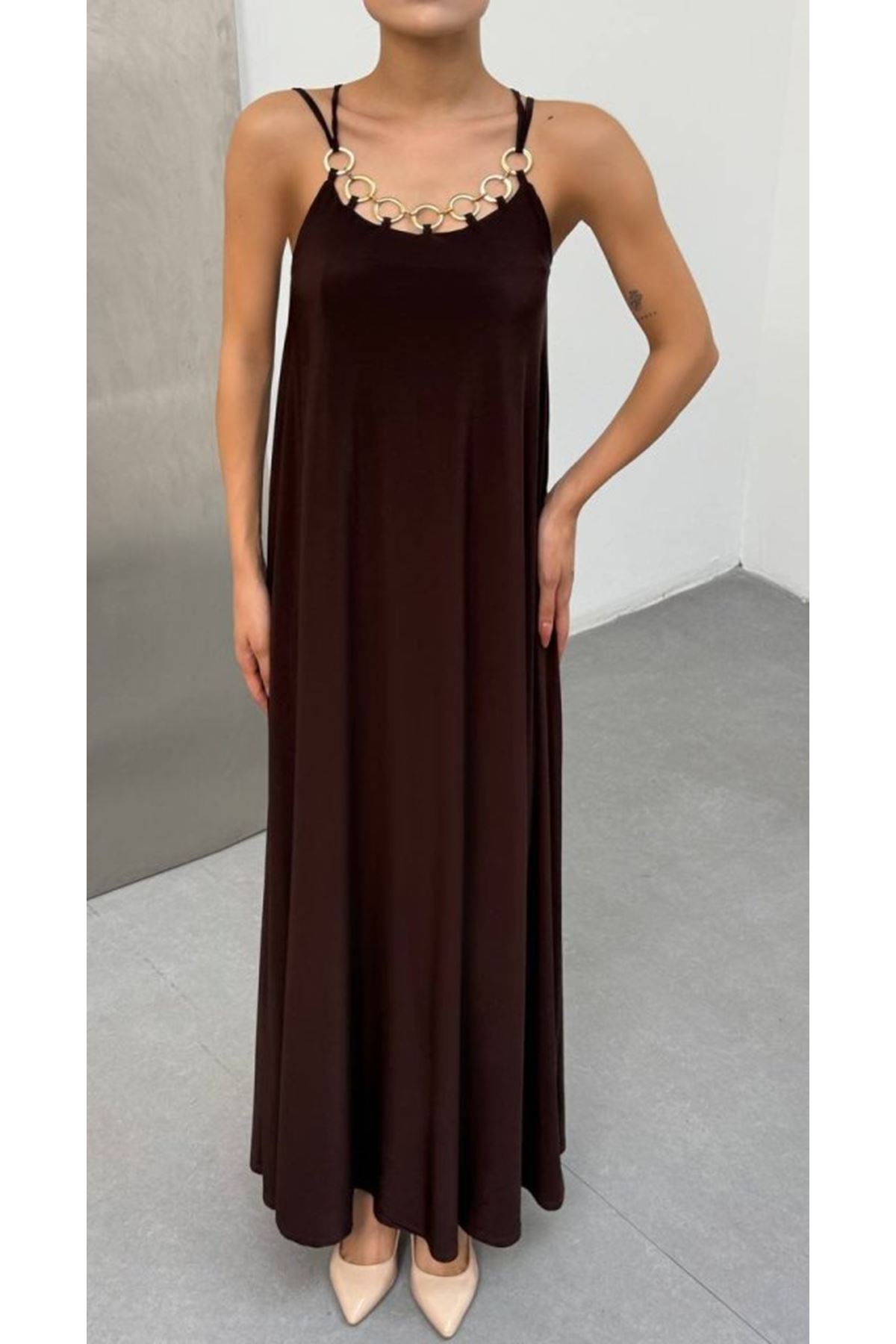 Kadın Omuz Askılı Kuş Gözü Zincir Detay Sandy Kumaş Maxi Boy Elbise