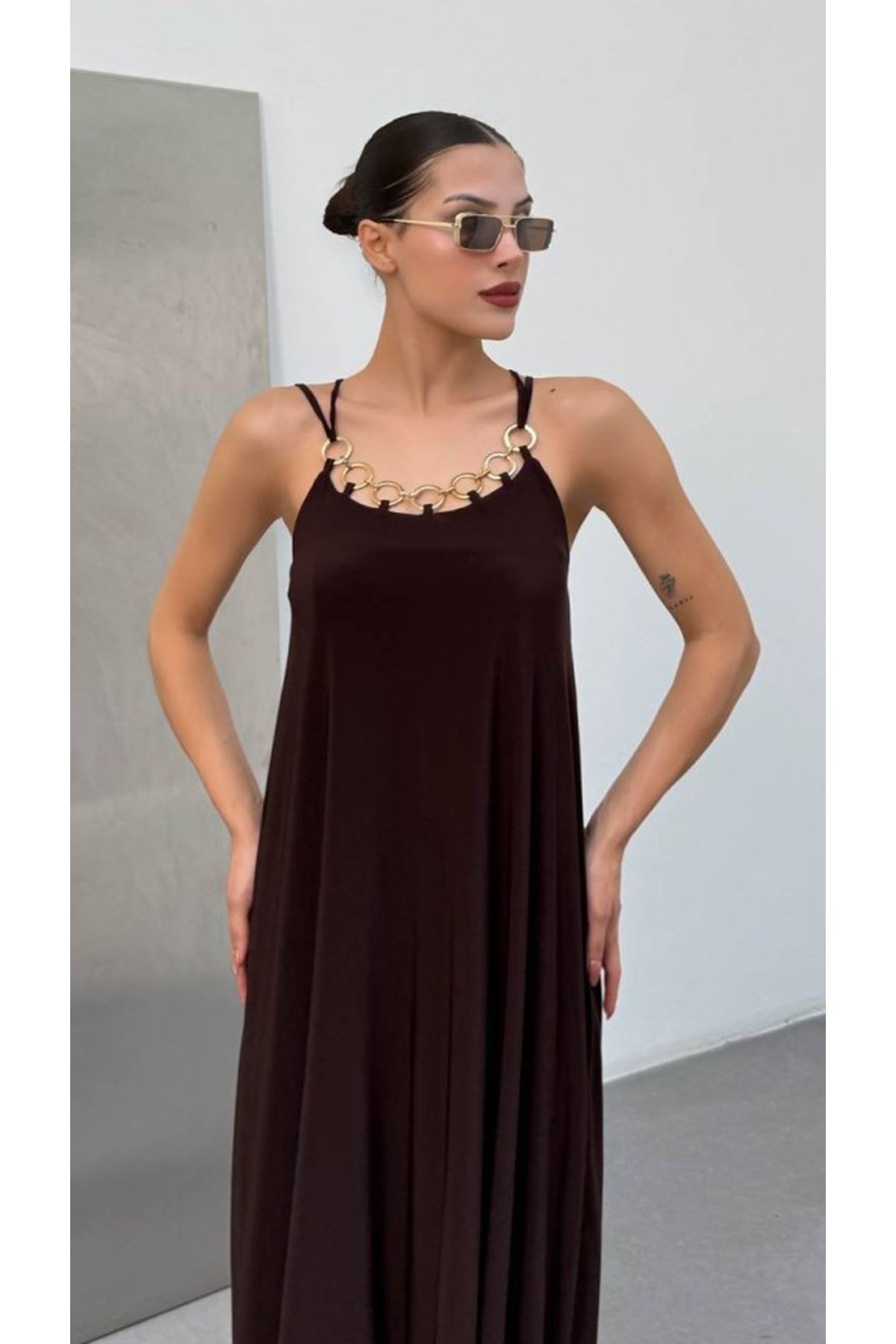 Kadın Omuz Askılı Kuş Gözü Zincir Detay Sandy Kumaş Maxi Boy Elbise