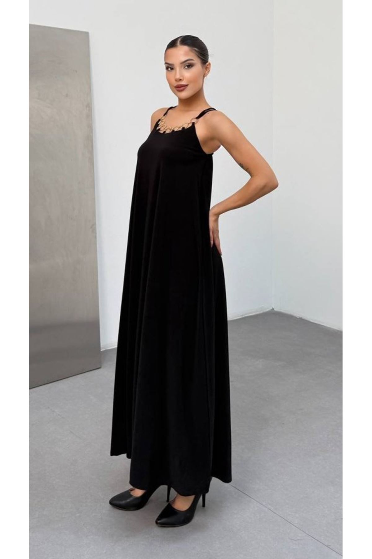 Kadın Omuz Askılı Kuş Gözü Zincir Detay Sandy Kumaş Maxi Boy Elbise