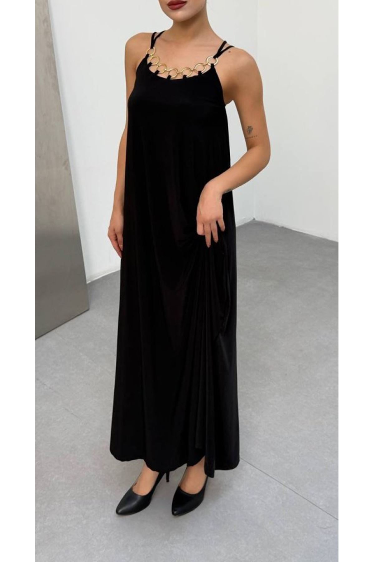 Kadın Omuz Askılı Kuş Gözü Zincir Detay Sandy Kumaş Maxi Boy Elbise