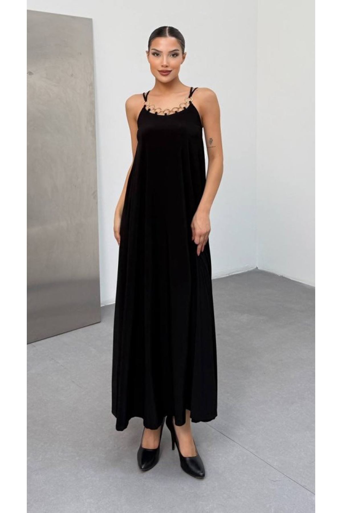 Kadın Omuz Askılı Kuş Gözü Zincir Detay Sandy Kumaş Maxi Boy Elbise