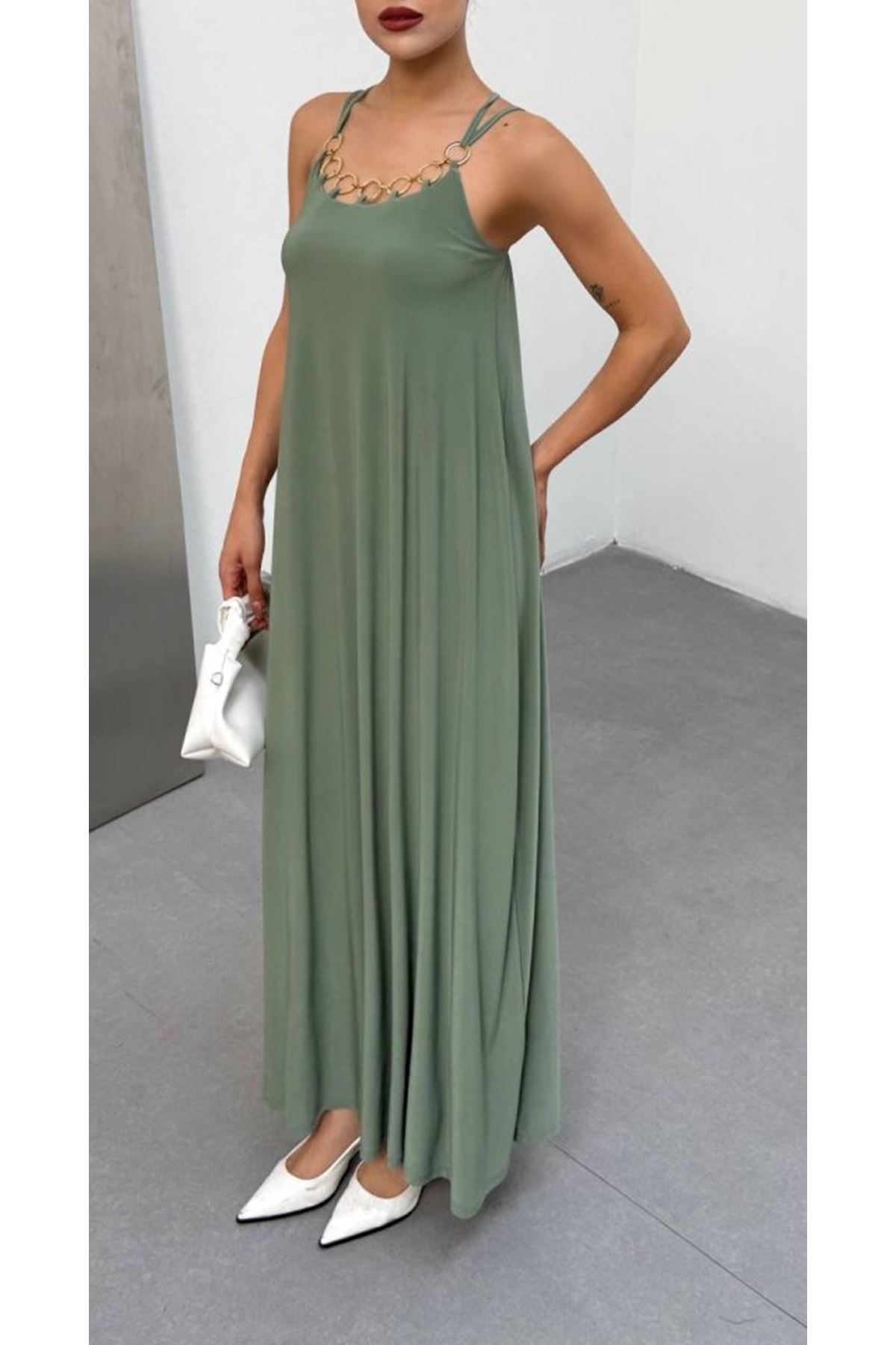 Kadın Omuz Askılı Kuş Gözü Zincir Detay Sandy Kumaş Maxi Boy Elbise