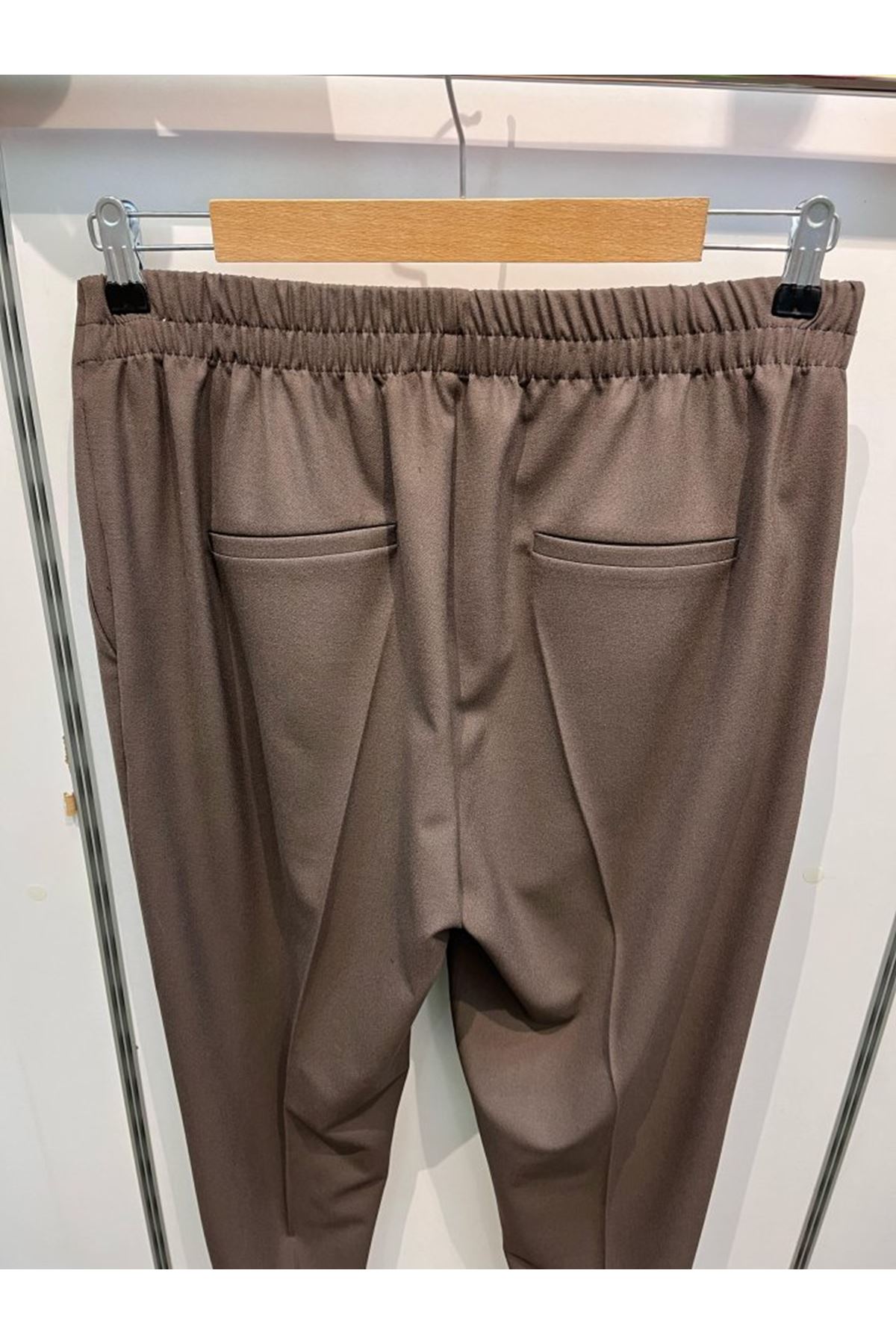 Dekorati̇f Düğmeli̇ Arka Bel Lasti̇kli̇ Pantolon
